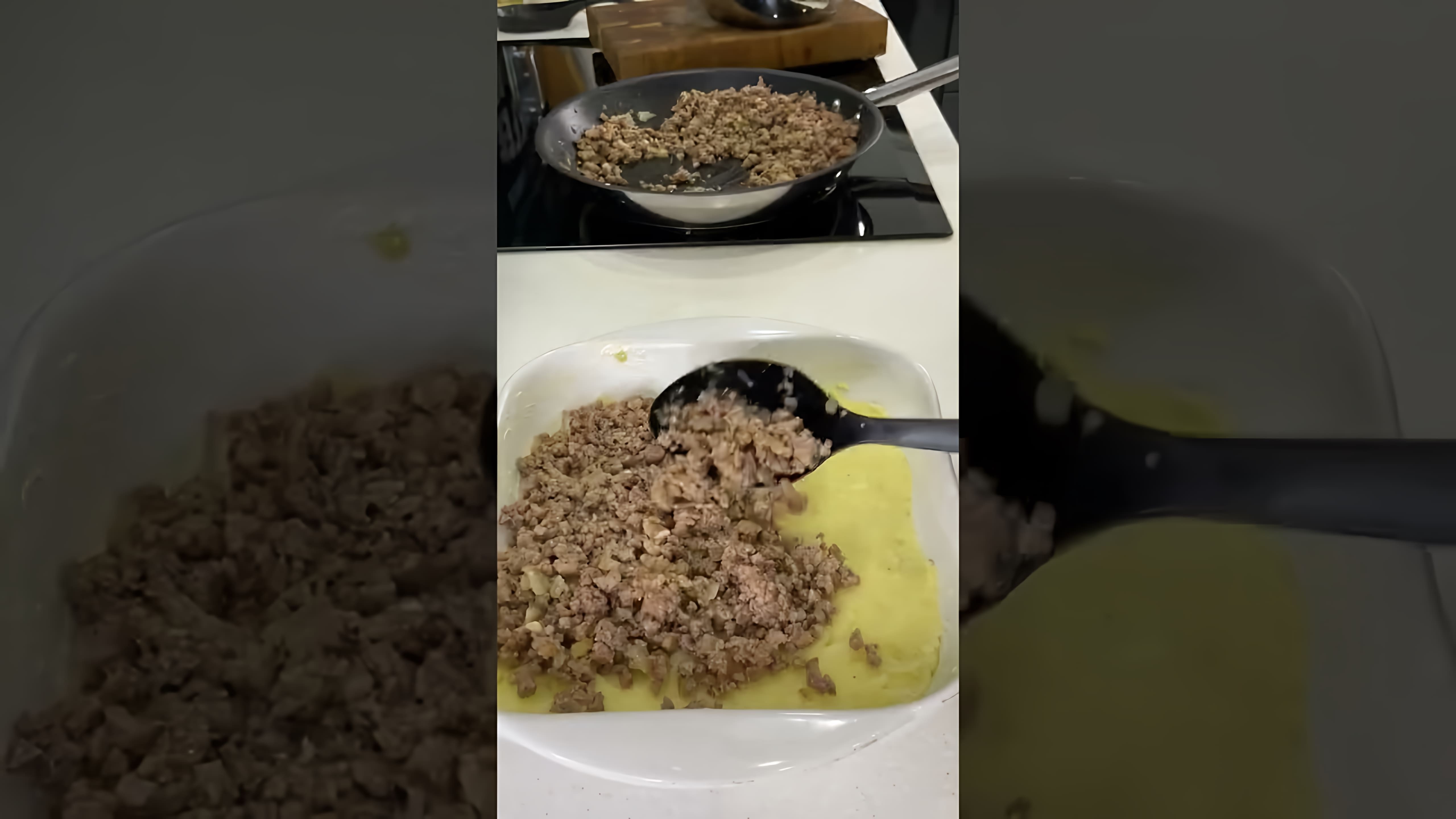 В этом видео демонстрируется процесс приготовления картофельной запеканки, как в детском саду