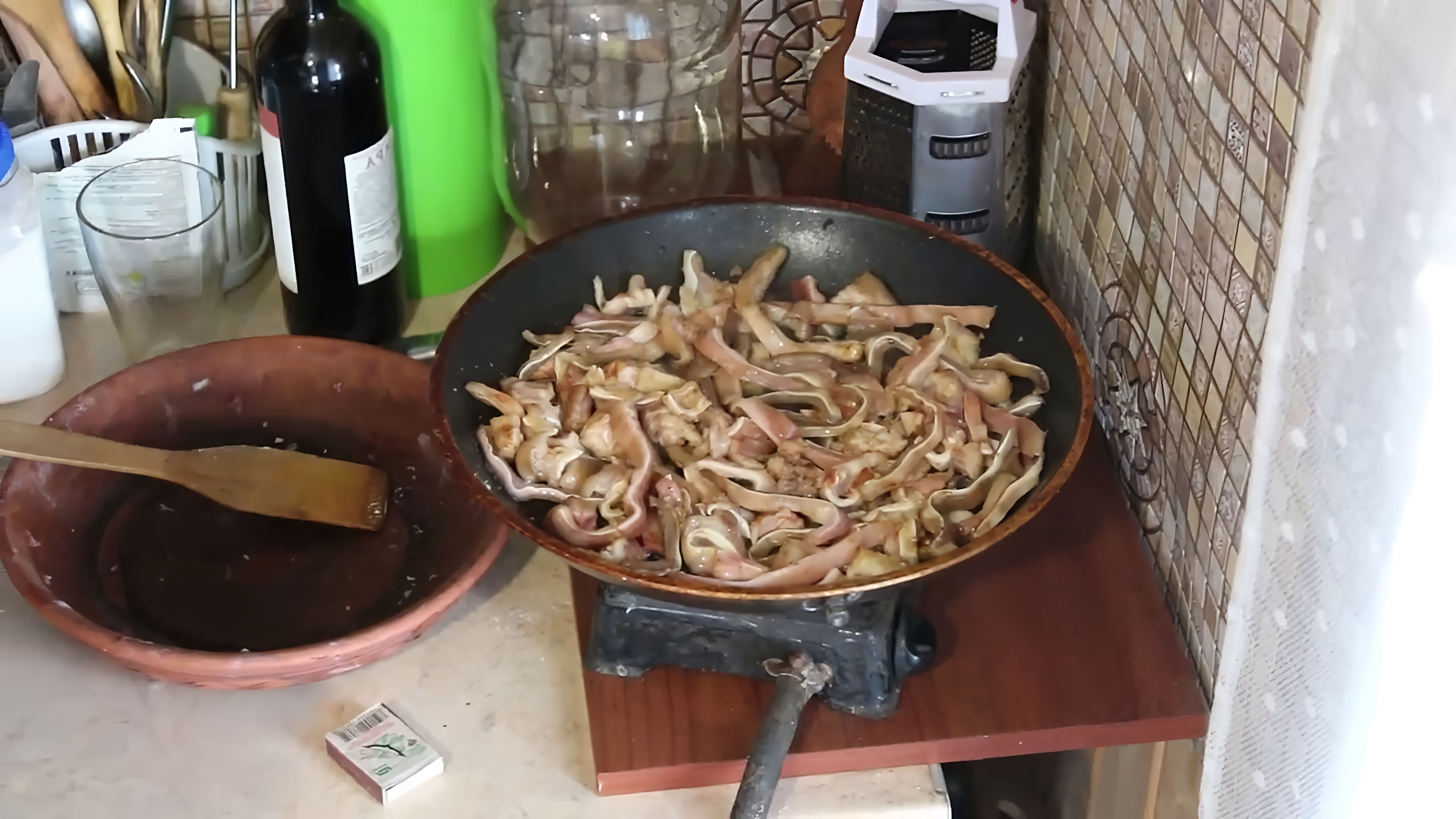 В этом видео демонстрируется процесс приготовления свиных ушей в качестве закуски