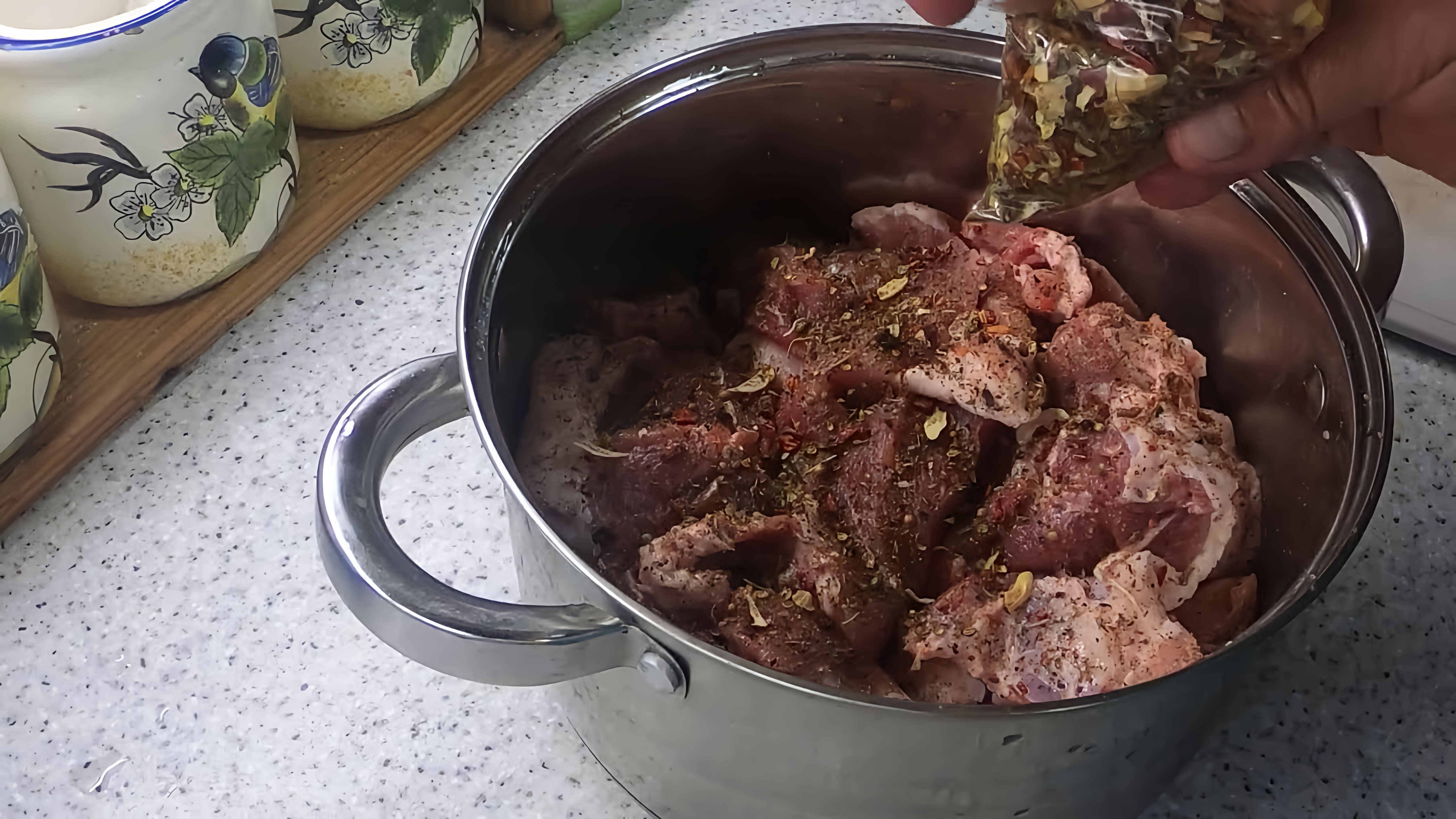 В данном видео демонстрируется процесс приготовления свиной лопатки на шашлык