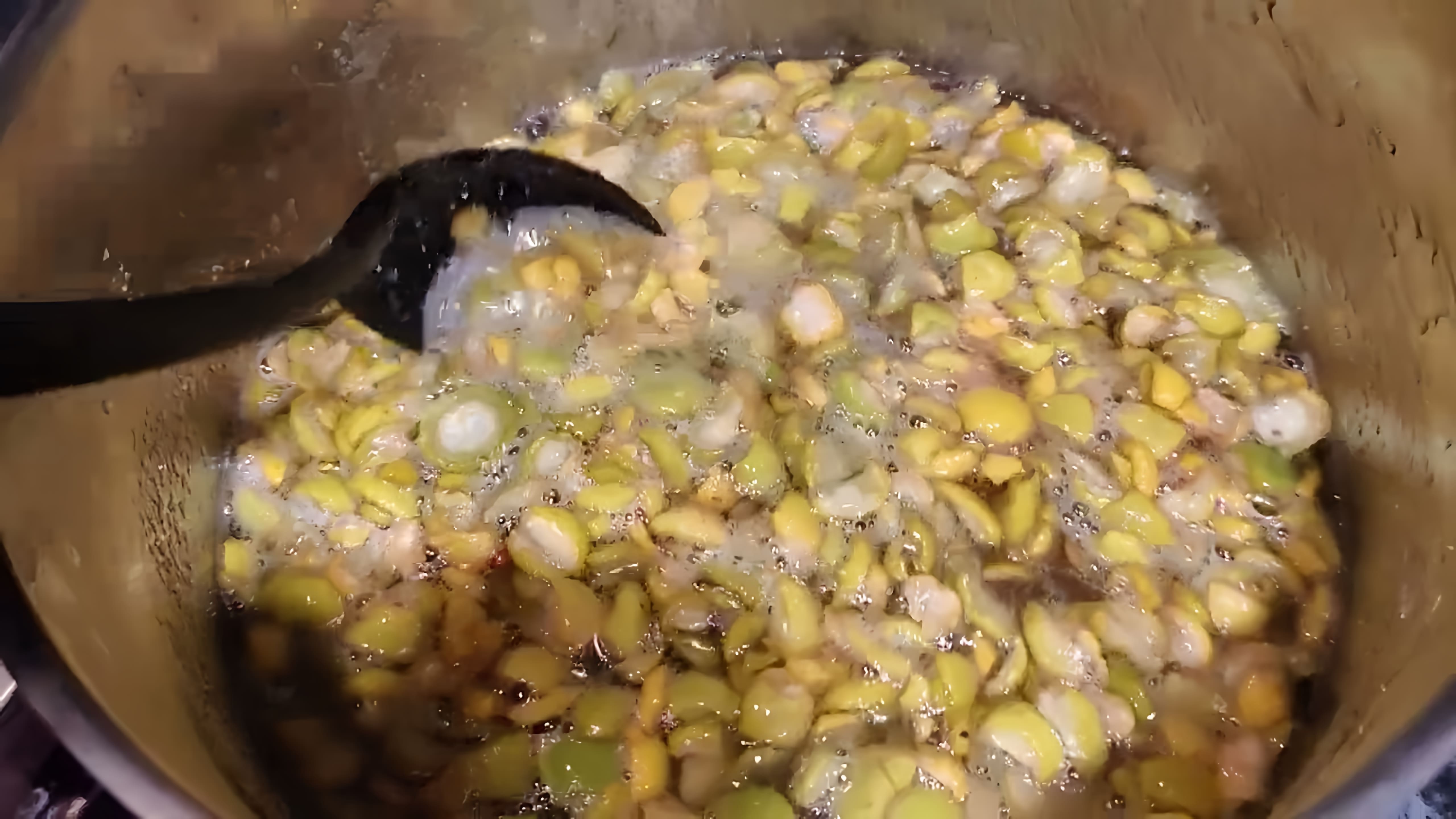 В этом видео демонстрируется процесс приготовления желе из плодов цидонии, также известной как японская айва