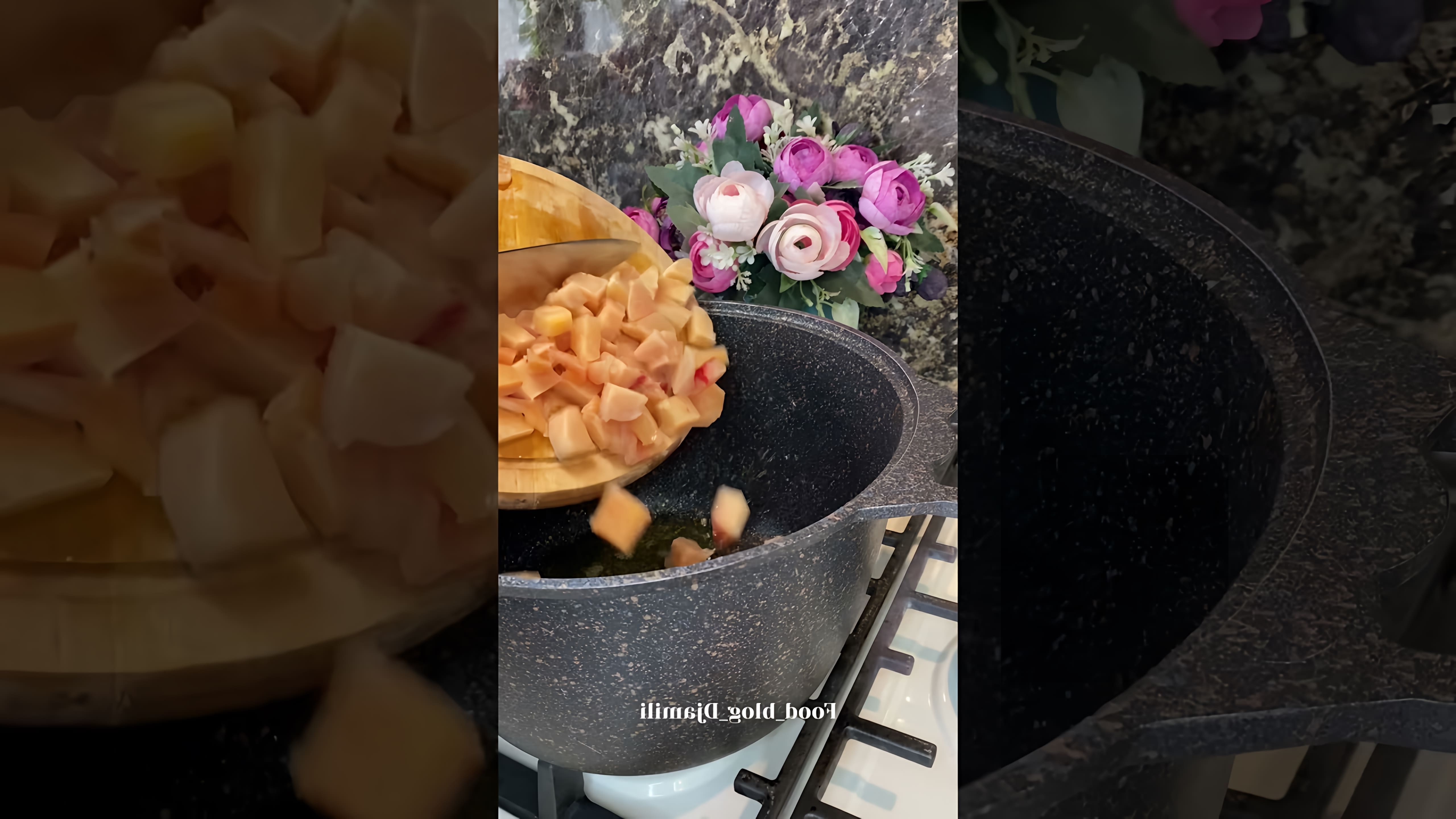 В этом видео демонстрируется процесс приготовления грибного супа