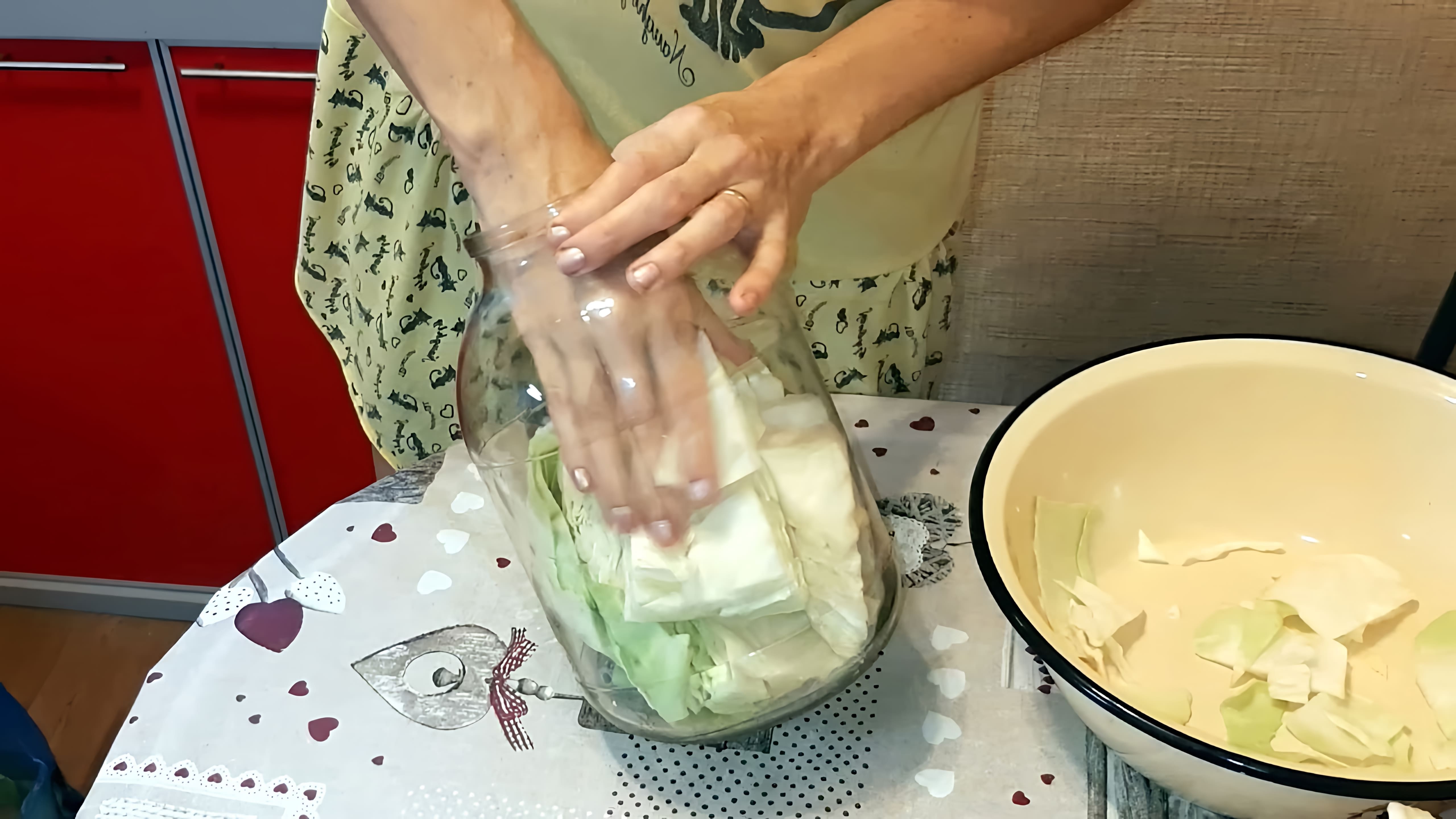 В этом видео демонстрируется простой рецепт приготовления квашеной капусты