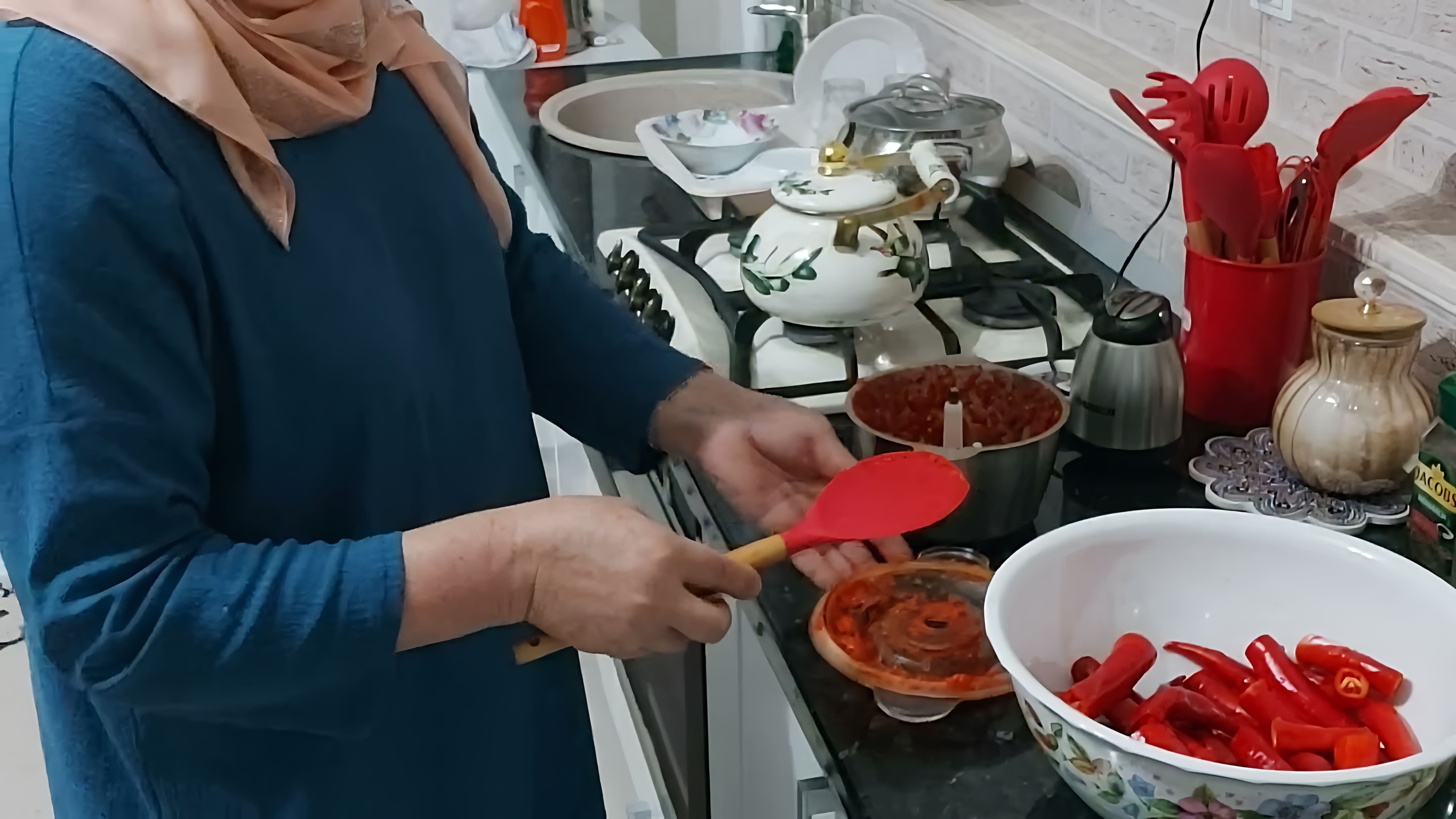 В этом видео автор показывает, как приготовить горький перец с чесноком на зиму