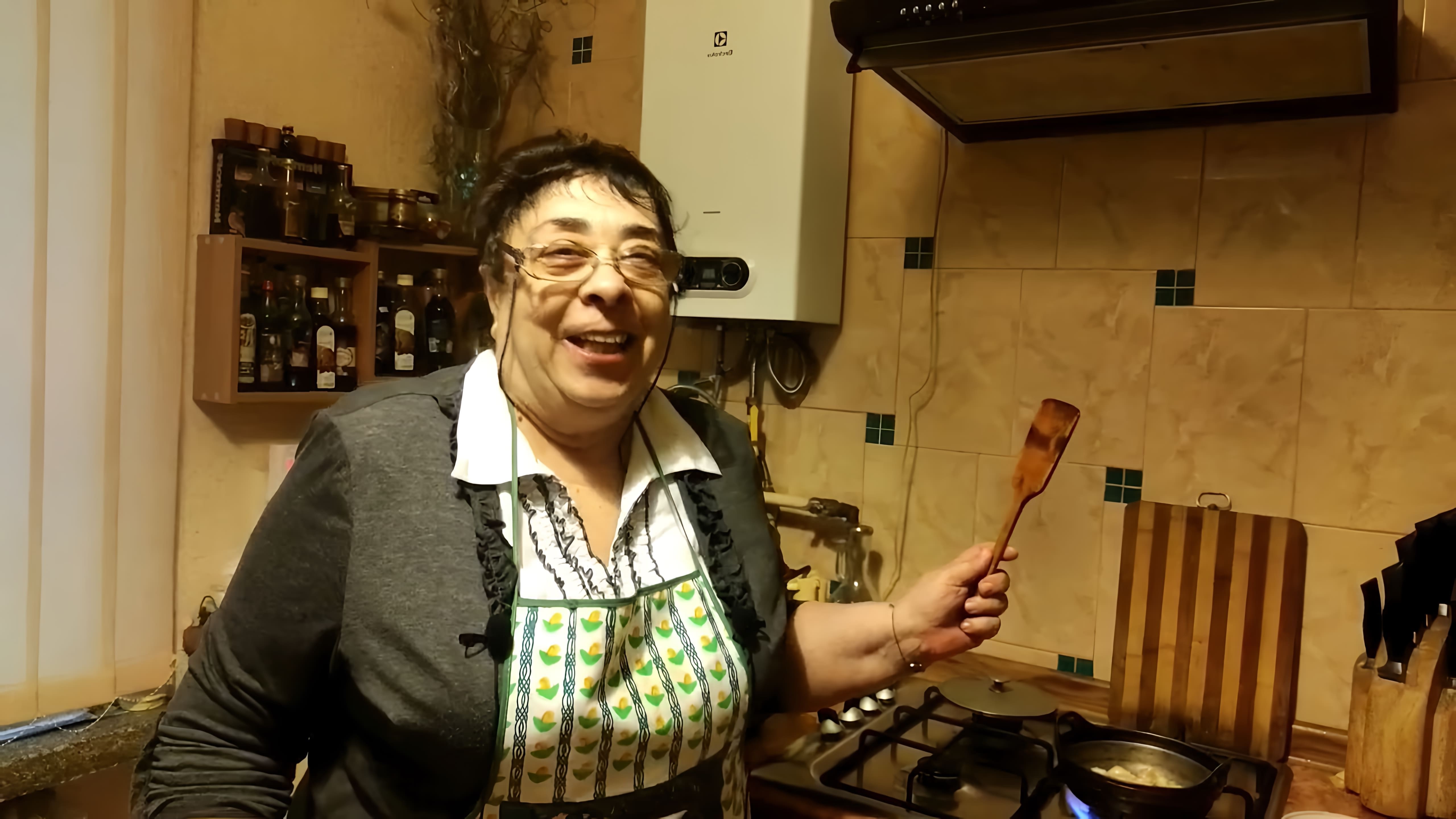 В этом видео демонстрируется процесс приготовления еврейского блюда "гефилте геза" - фаршированных шейки