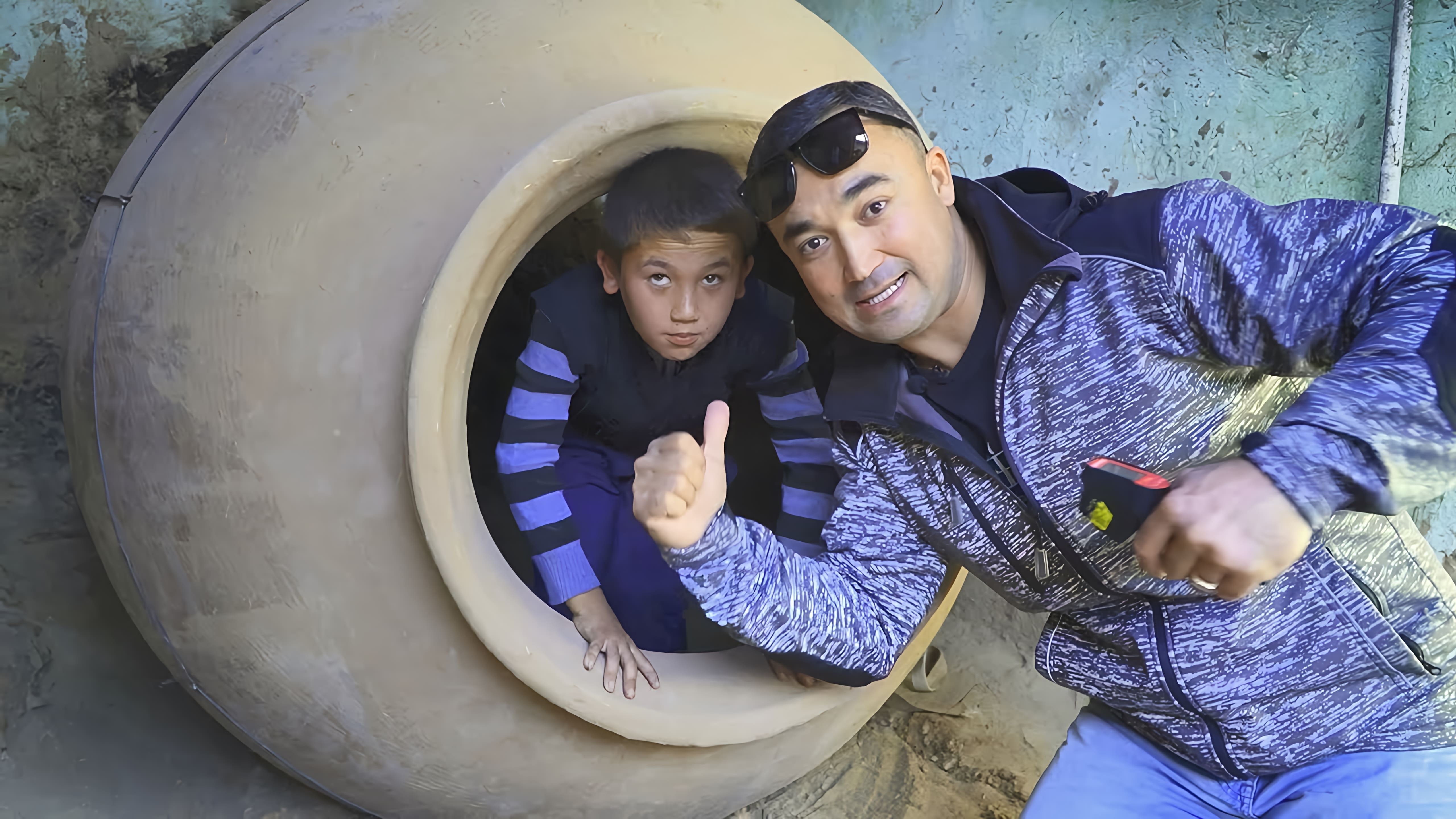 В этом видео рассказывается о процессе приготовления узбекских лепешек из тандыра в городе Карши