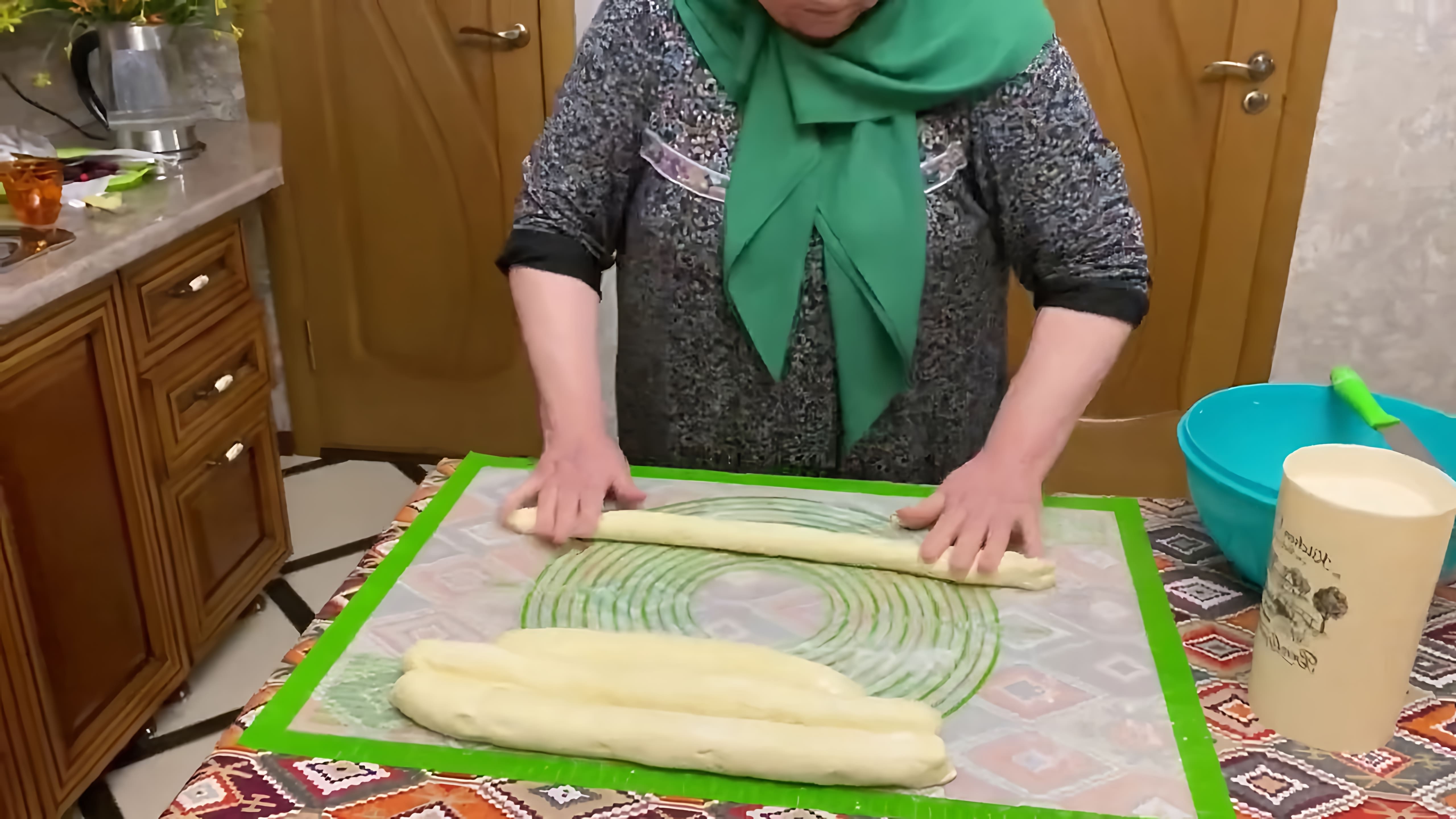 В этом видео демонстрируется процесс приготовления аварского хинкала