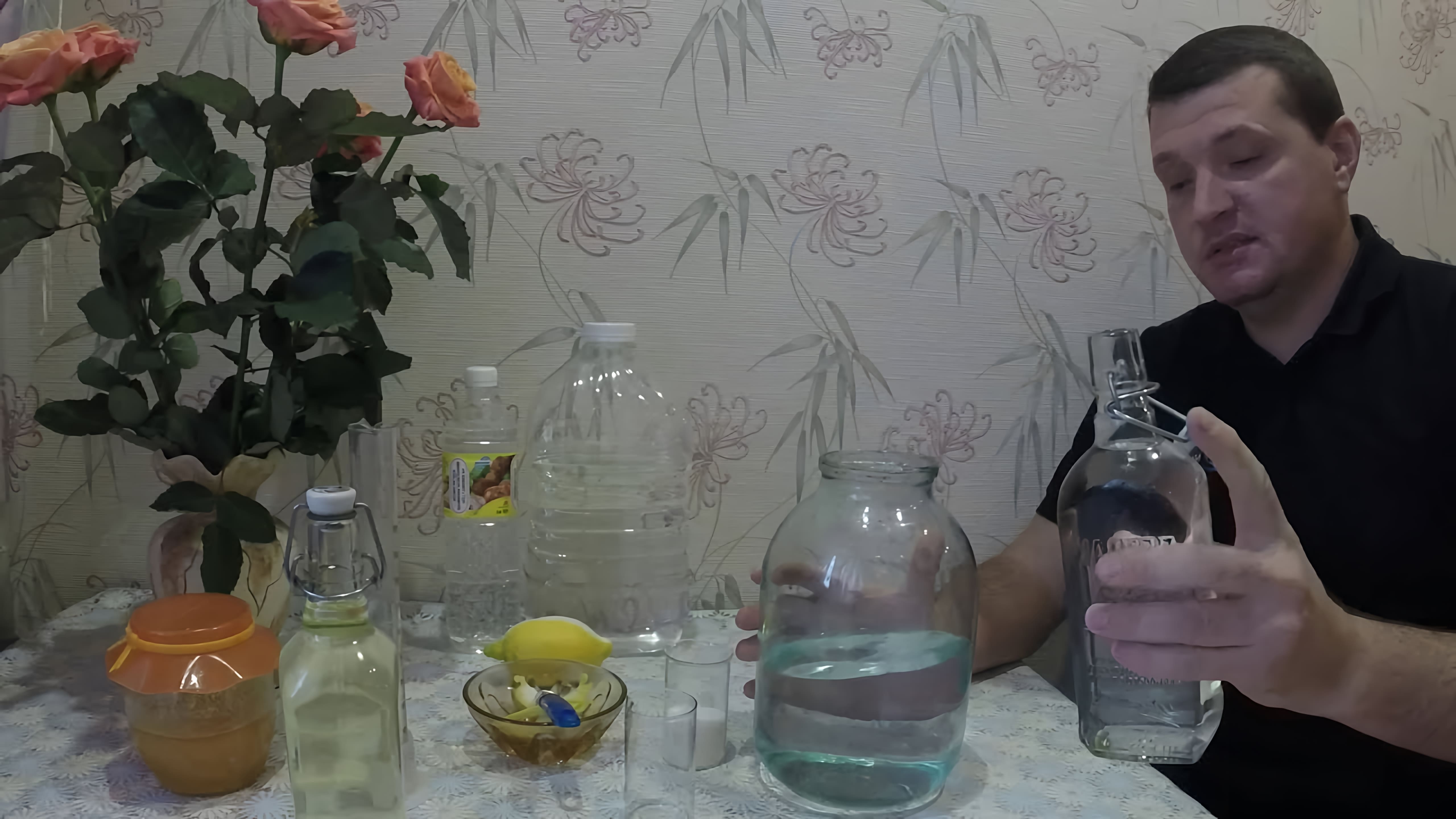 В данном видео демонстрируется процесс приготовления водки из спирта и воды с добавлением сахара и уксуса