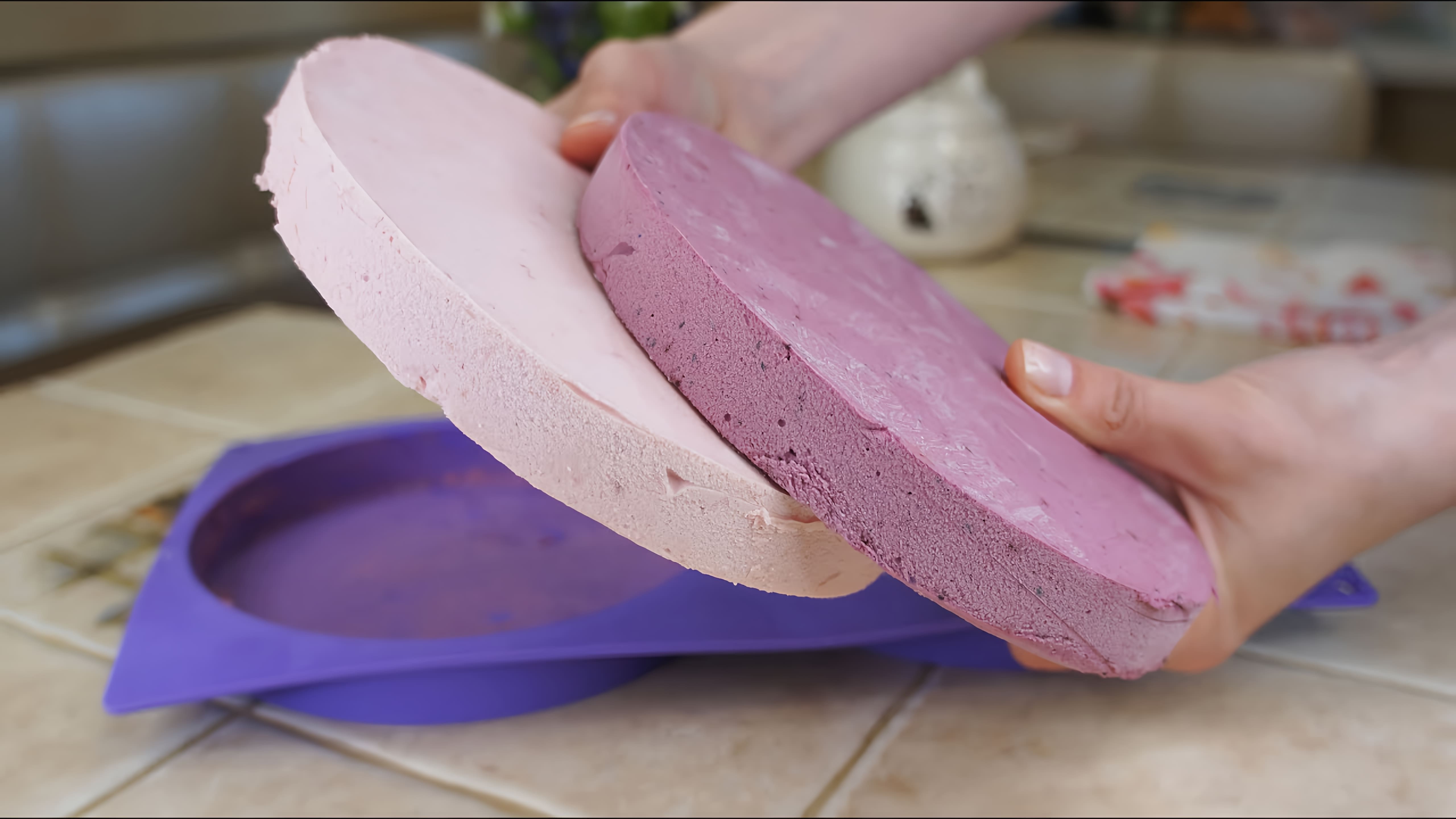 В этом видео Елена показывает, как приготовить две ягодные прослойки для торта: сливочно-малиновую и сливочно-черничную