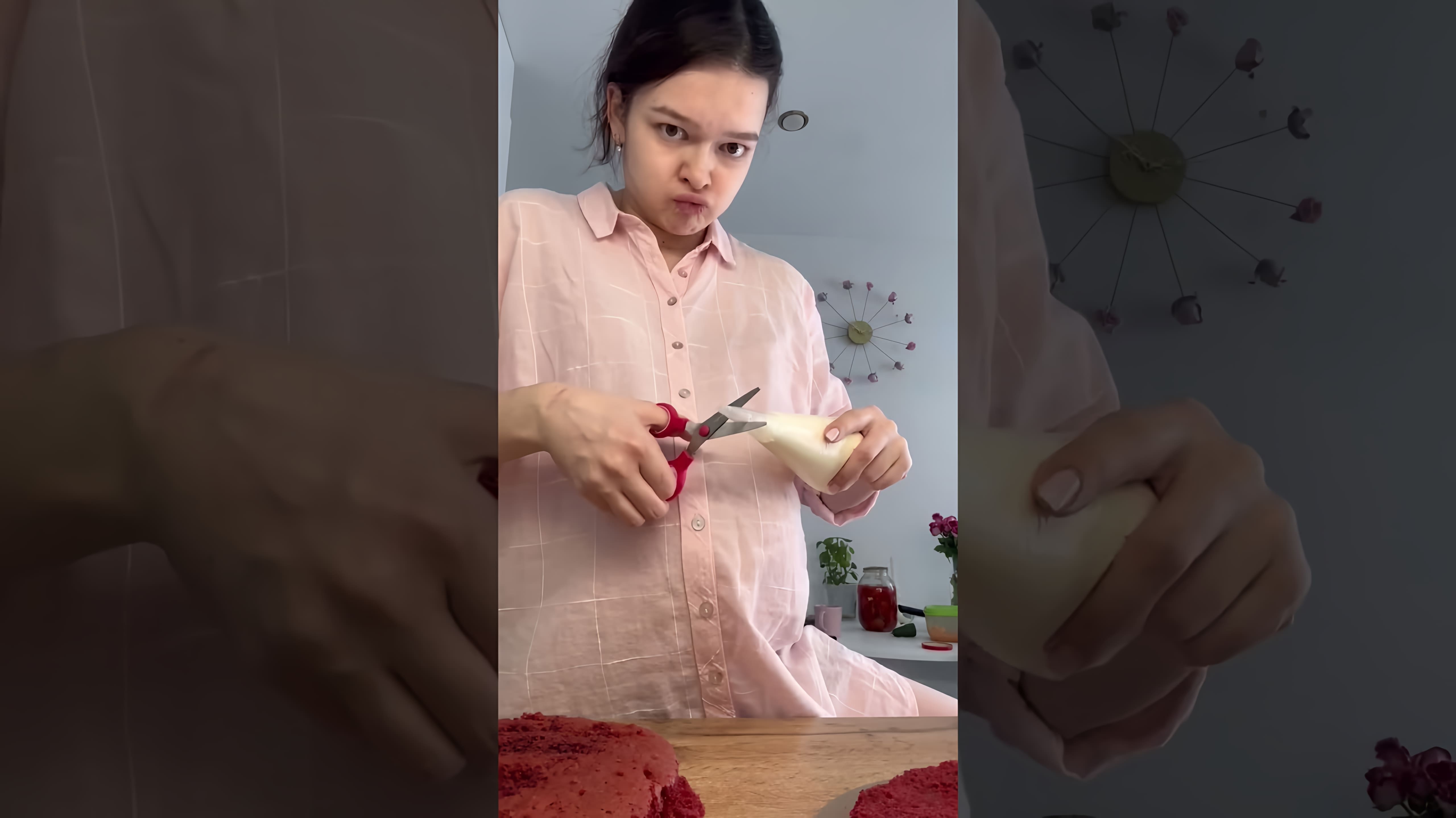 В этом видео демонстрируется процесс приготовления крема для торта "Красный бархат"