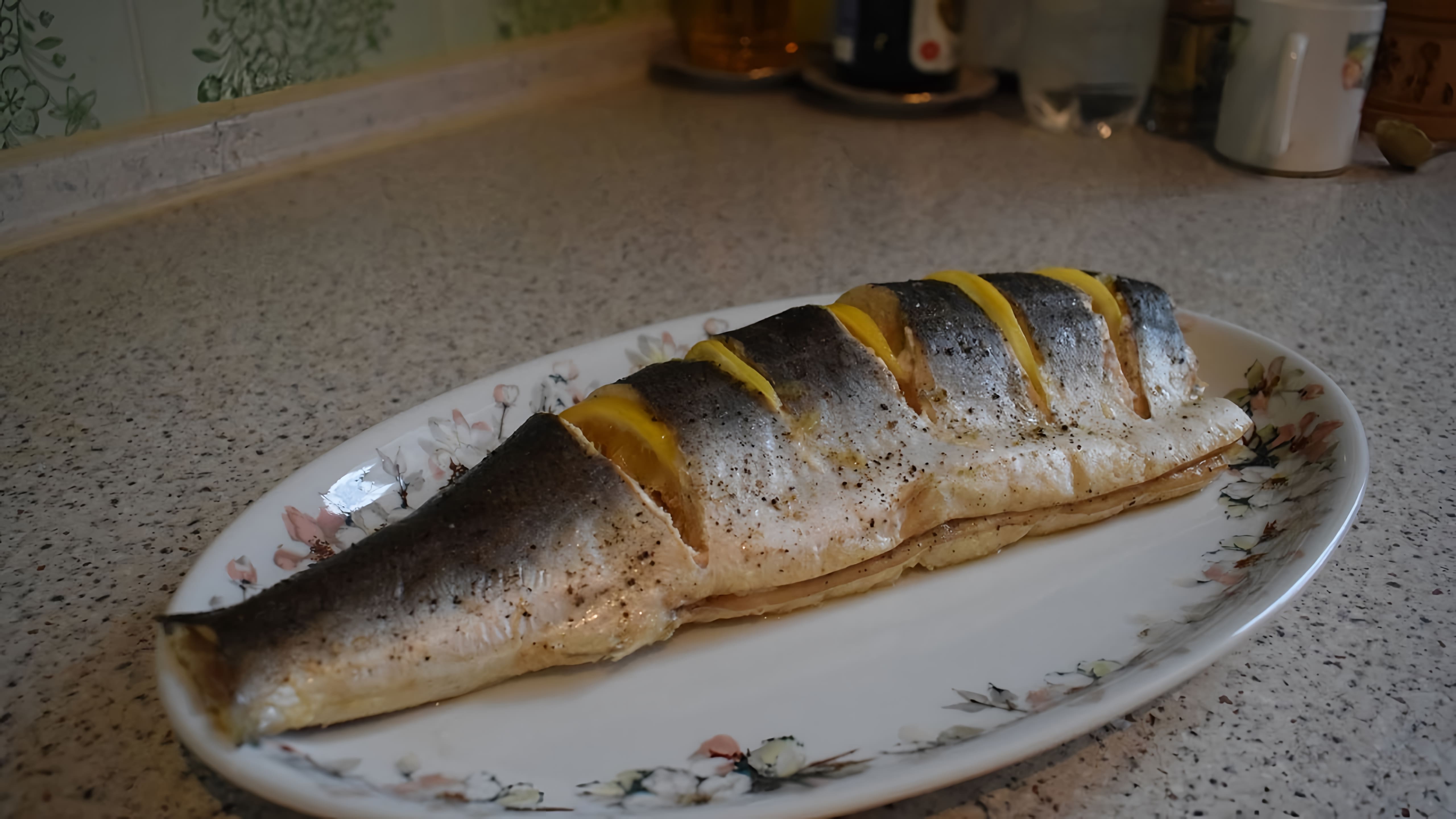В этом видео демонстрируется процесс приготовления запеченного лосося в духовке в фольге