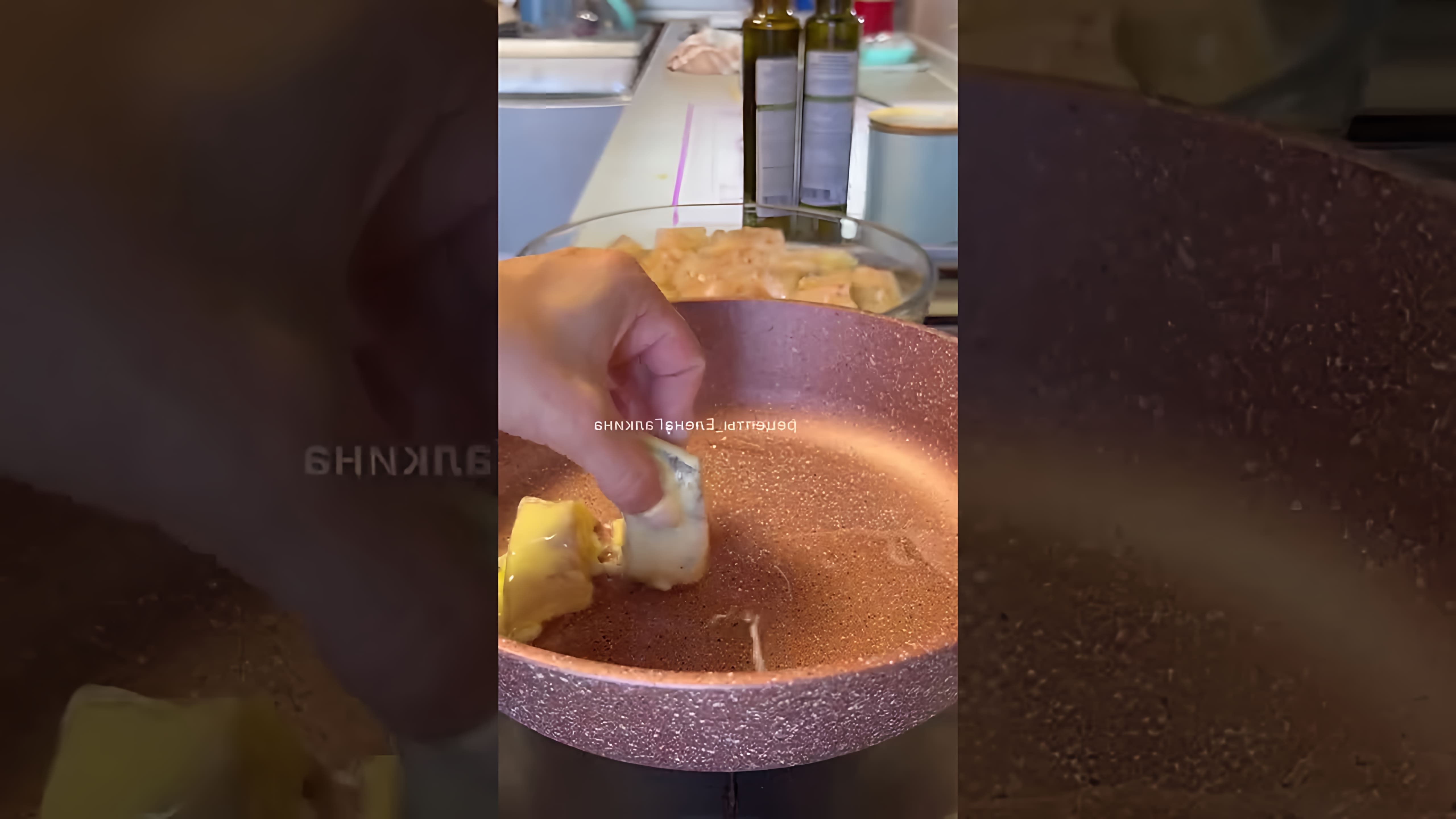 В этом видео демонстрируется процесс приготовления рыбы в кляре