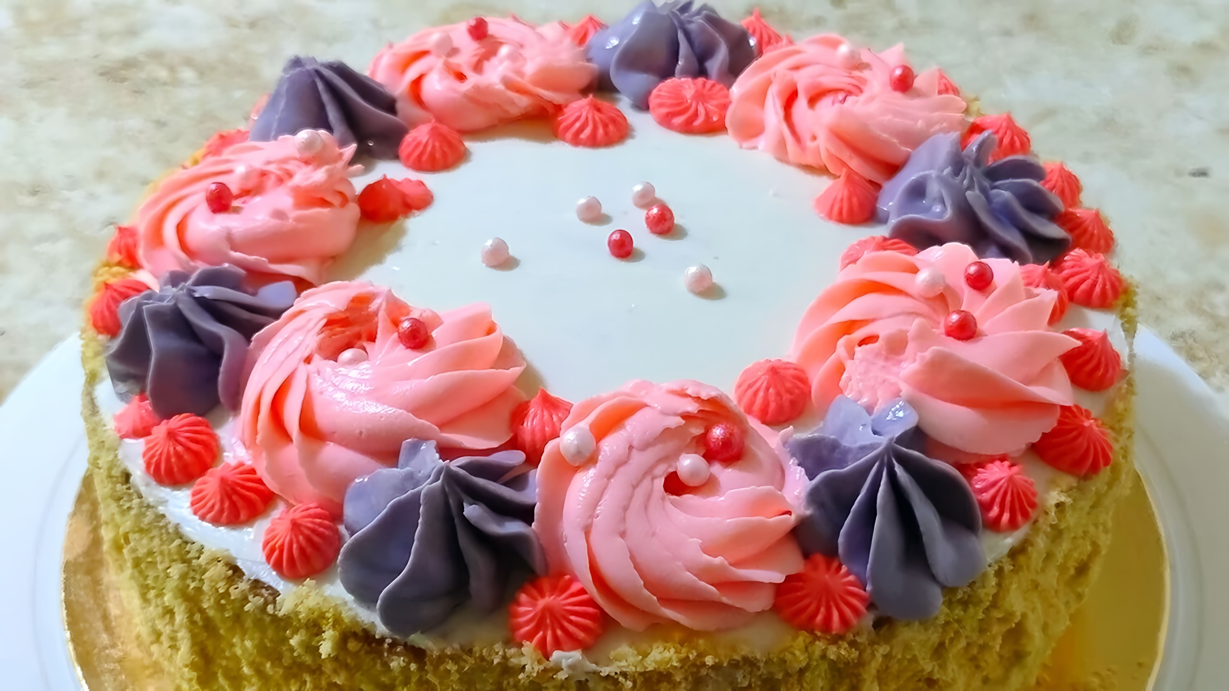В этом видео Ольга показывает, как приготовить бисквитный торт с кремом "Чиз" на сливках