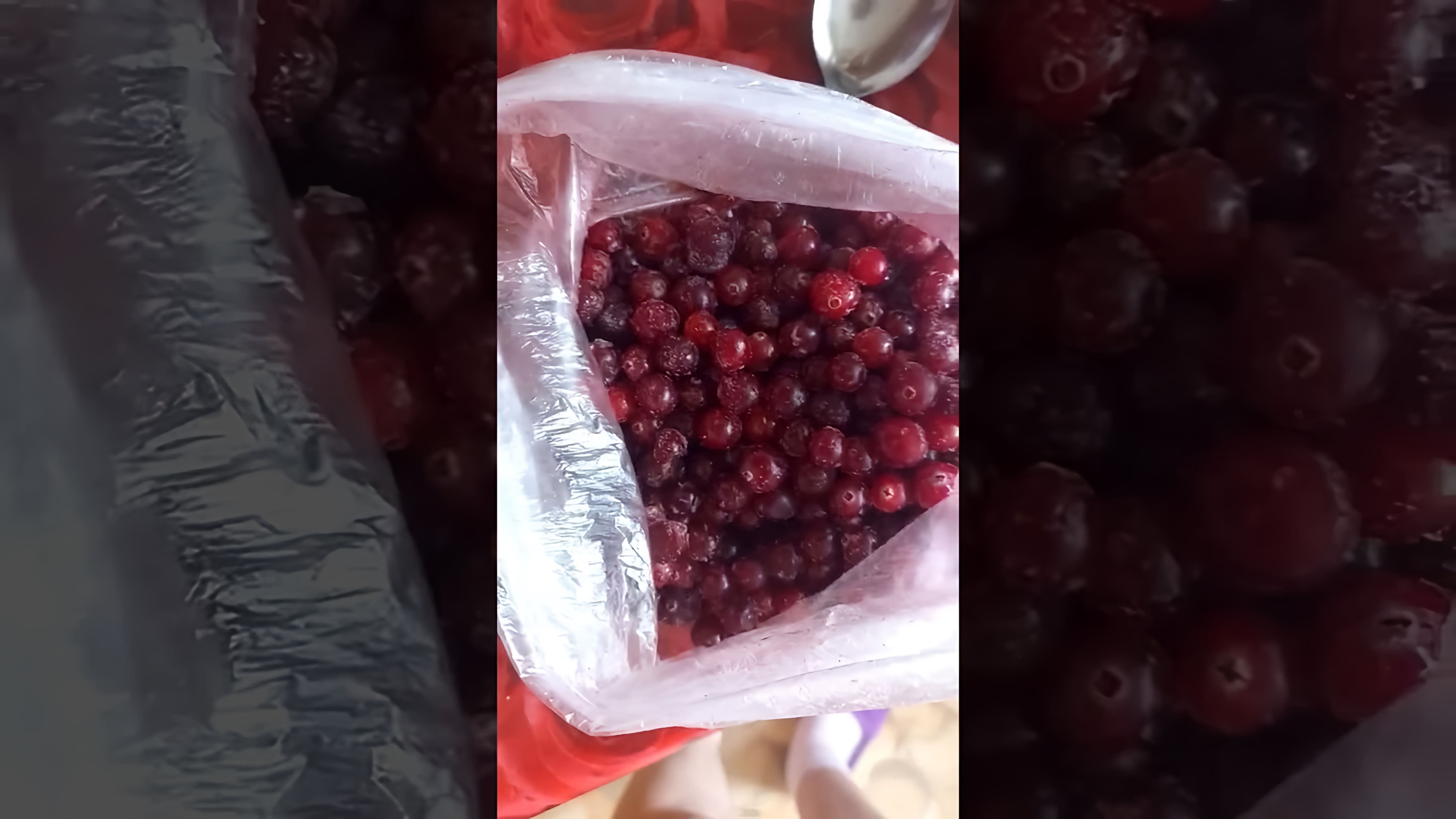 В этом видео-ролике рассказывается о том, как приготовить компот из свежемороженных ягод клюквы