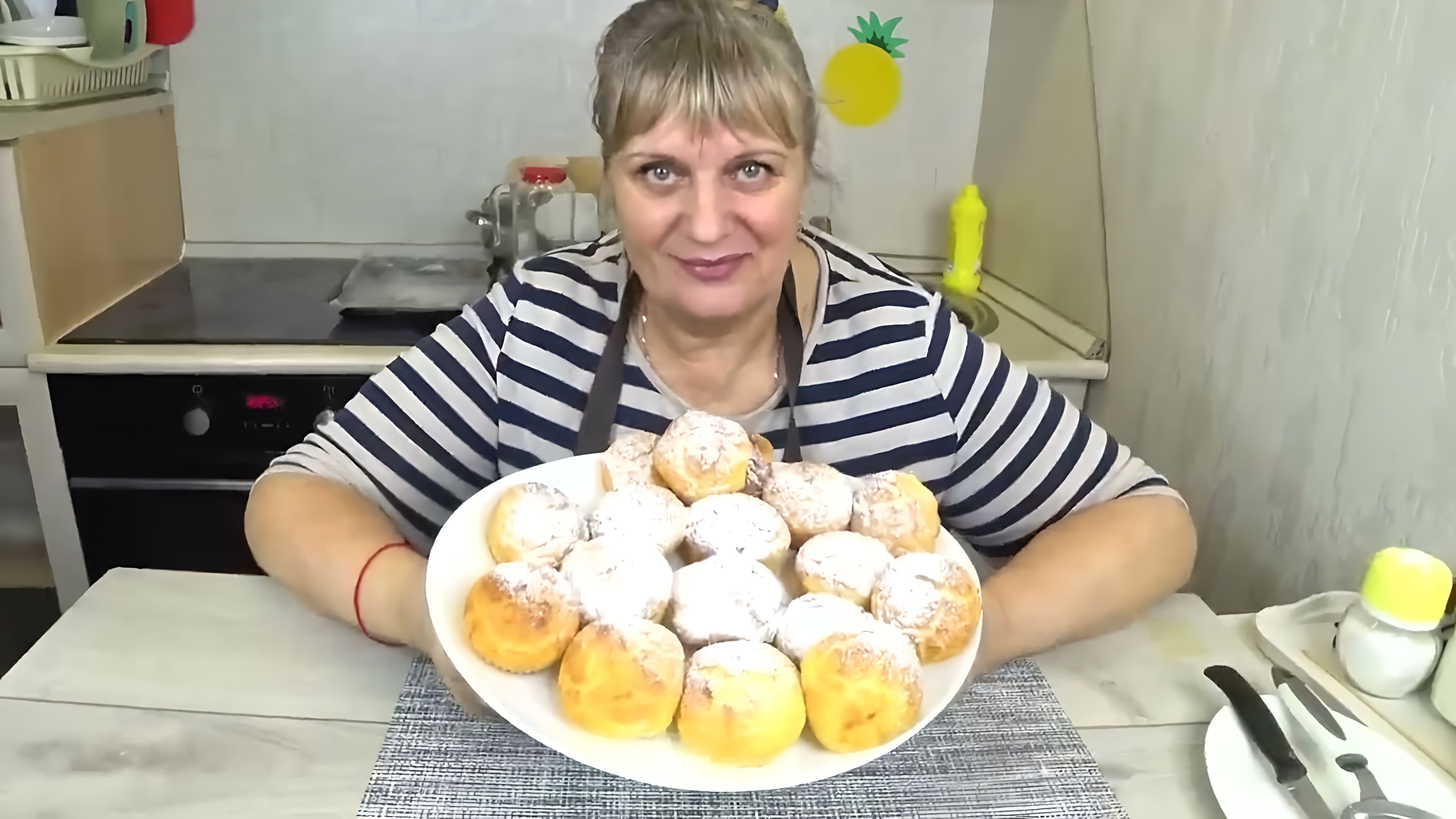 В этом видео демонстрируется рецепт приготовления кексов из творога