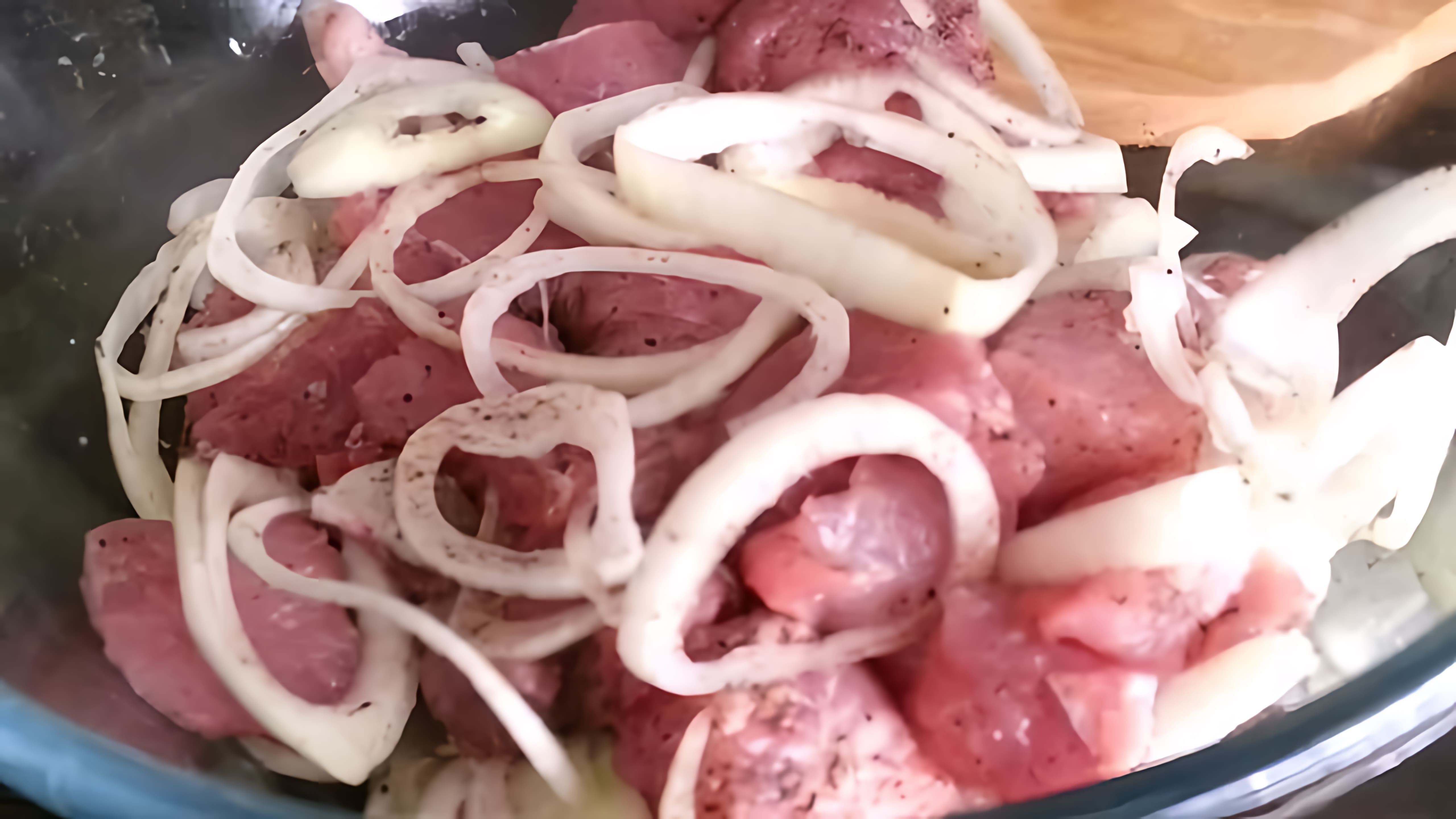 В этом видео демонстрируется простой и вкусный рецепт приготовления свинины в собственном соку с луком и перцем