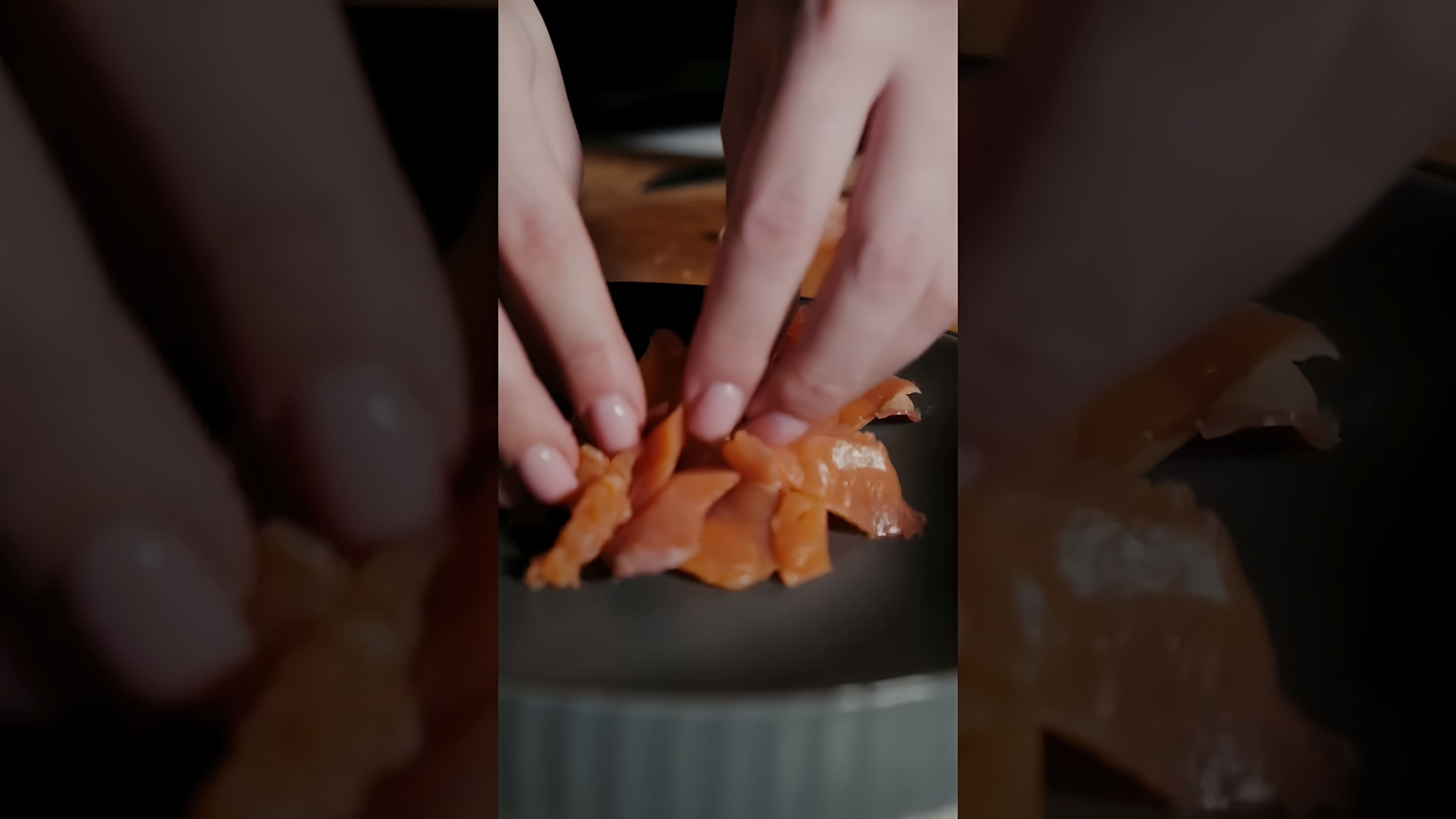 В этом видео-ролике мы увидим, как приготовить битые огурцы в остром соусе