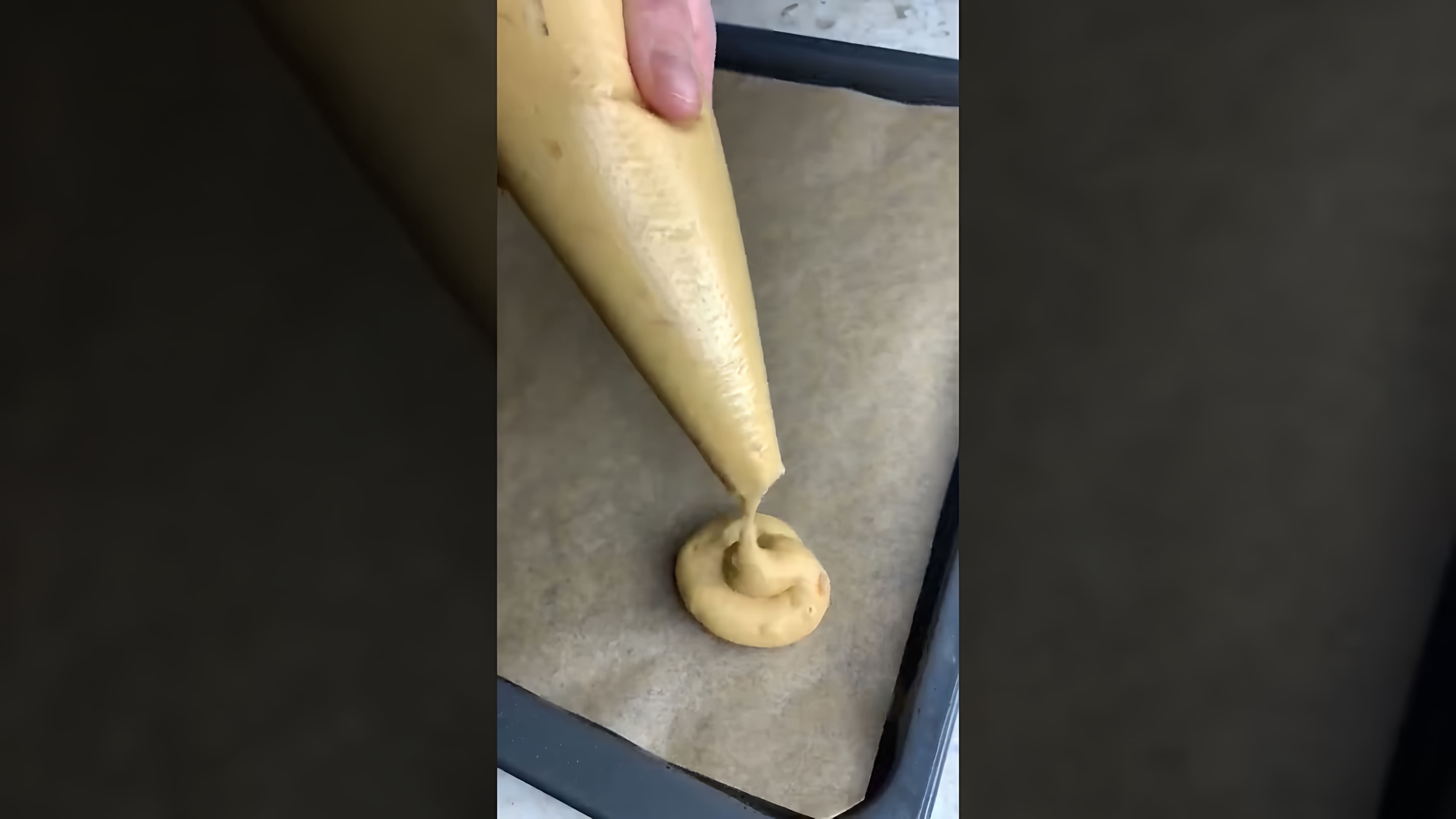 В этом видео-ролике показан процесс приготовления печенья из арахисовой пасты