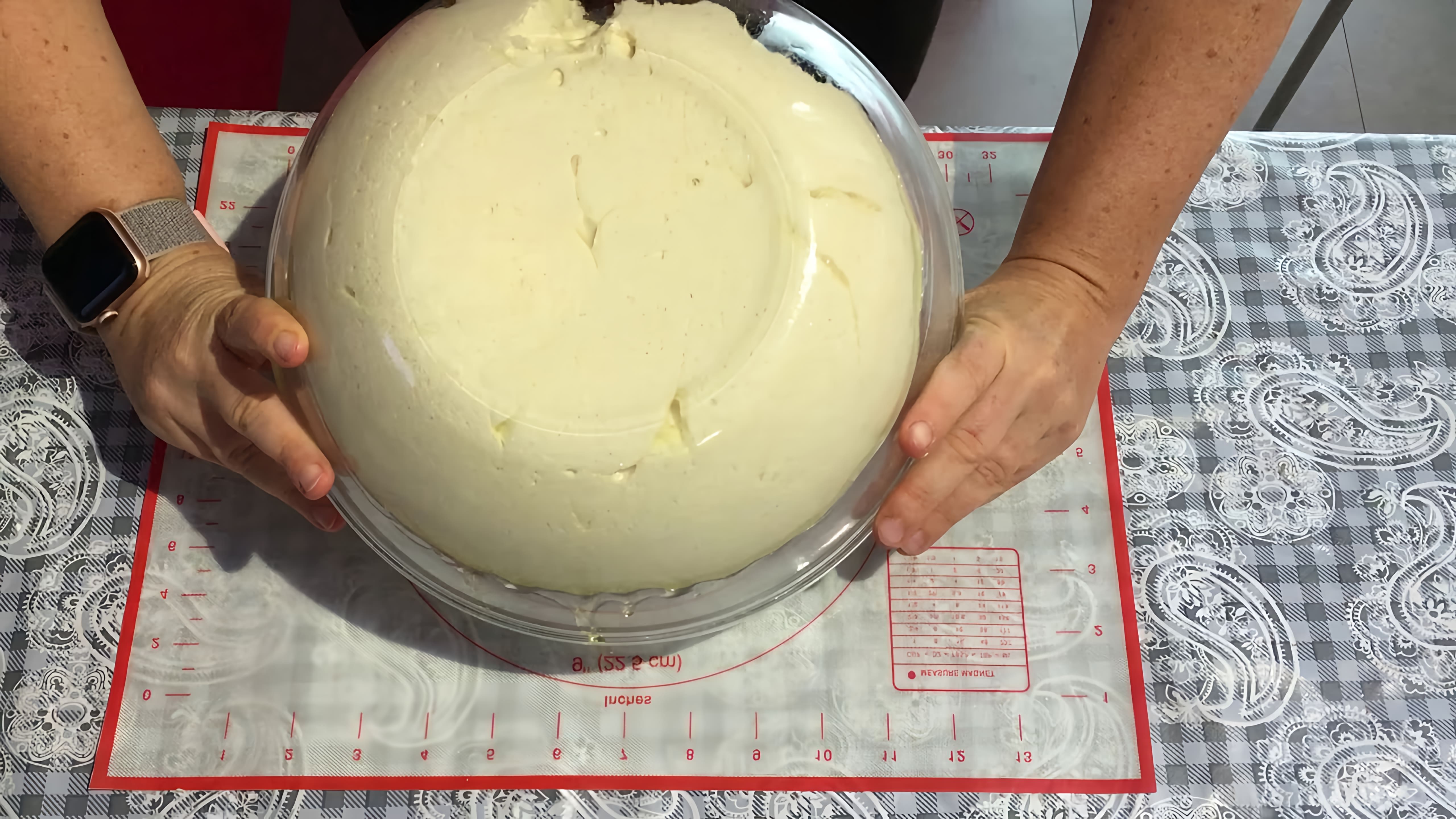 В этом видео демонстрируется процесс приготовления итальянской фокаччи по генуэзски, также известной как фуко чело дженовезе