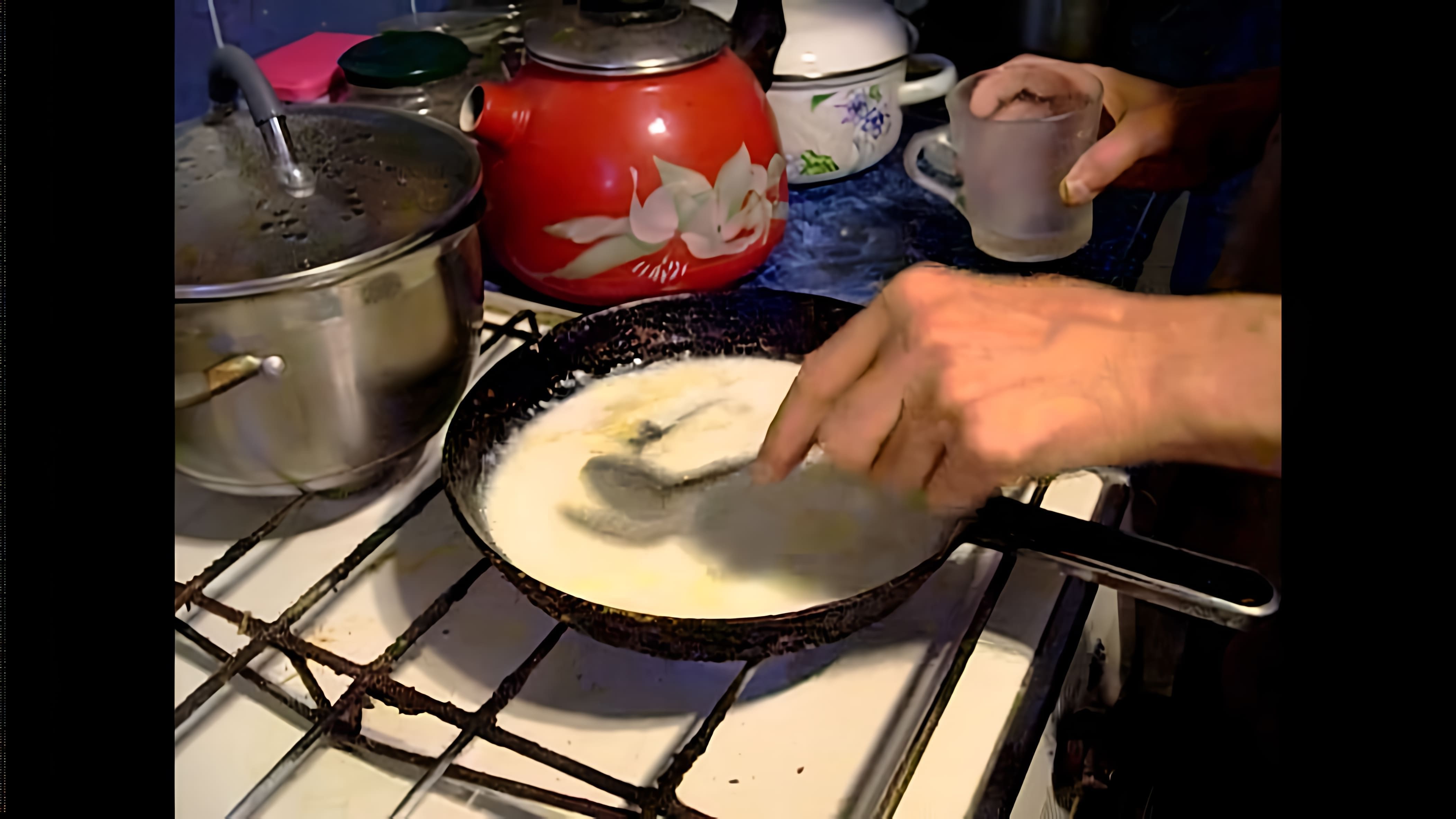В этом видео демонстрируется процесс приготовления молочного соуса