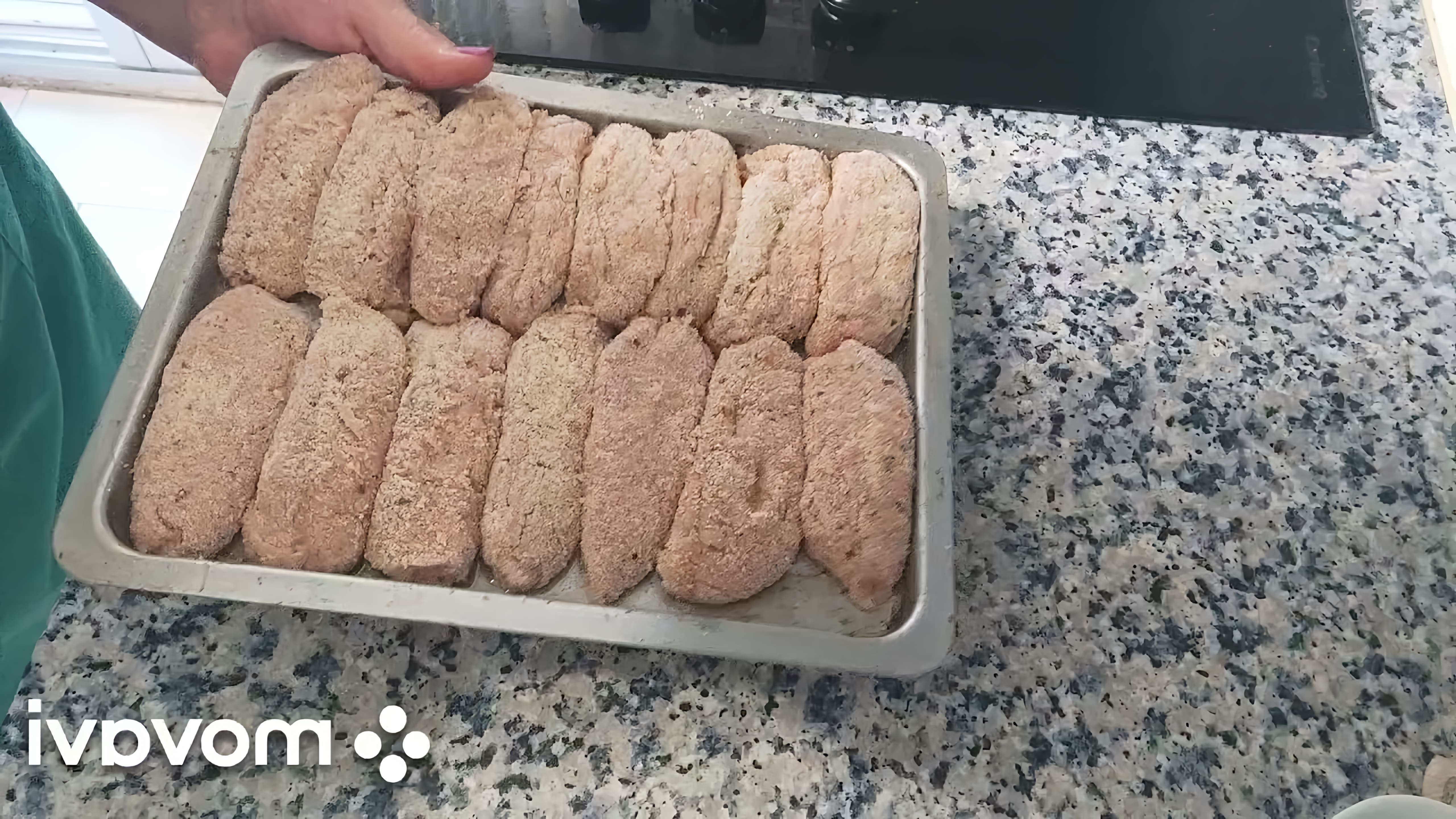 В этом видео повар показывает, как приготовить столовские школьные котлеты