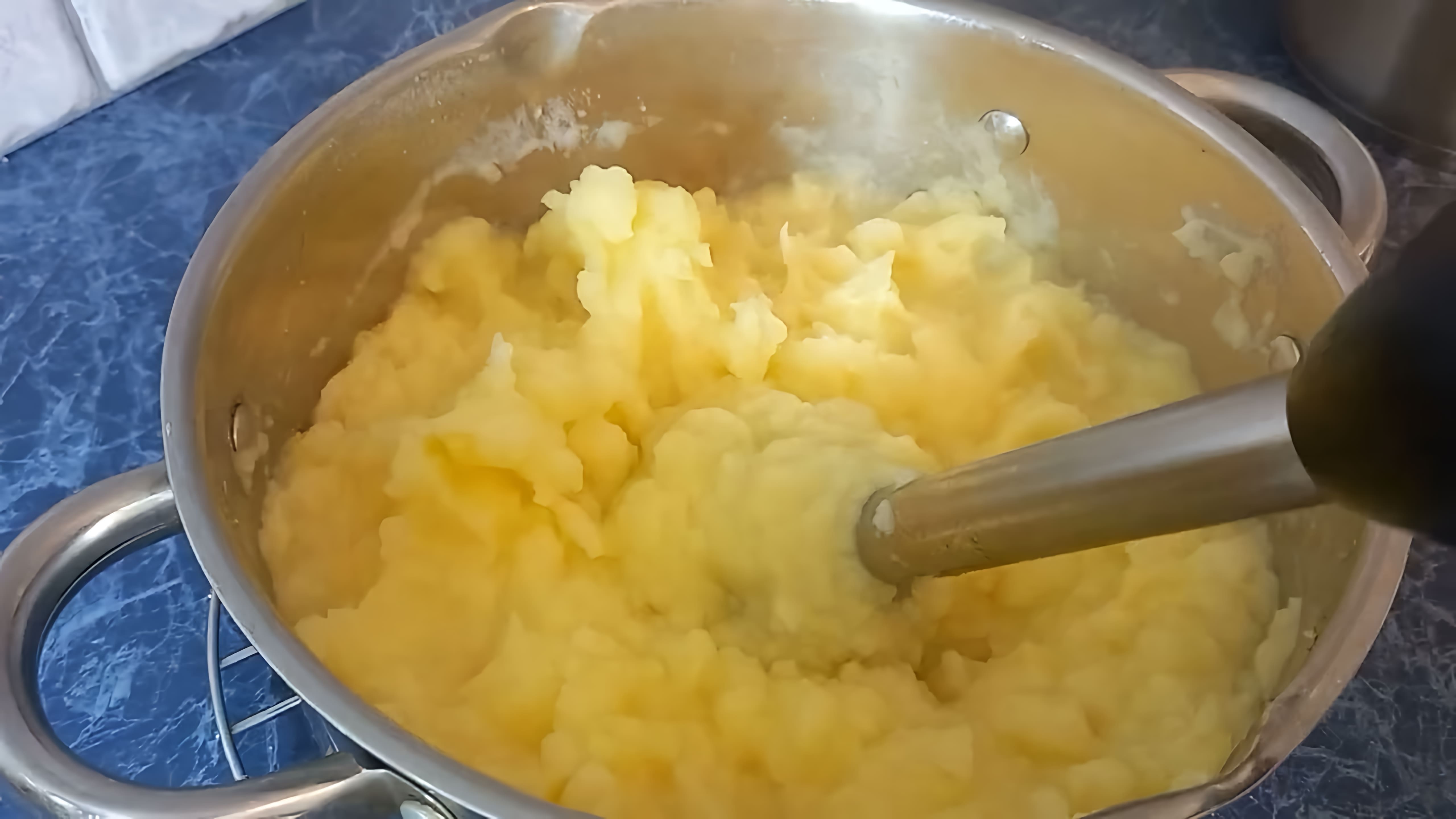 Очищаю 2 кг картофеля, мою, кладу его в 5- ти литровую кастрюлю, если картофель крупный, то разрезаю пополам. 