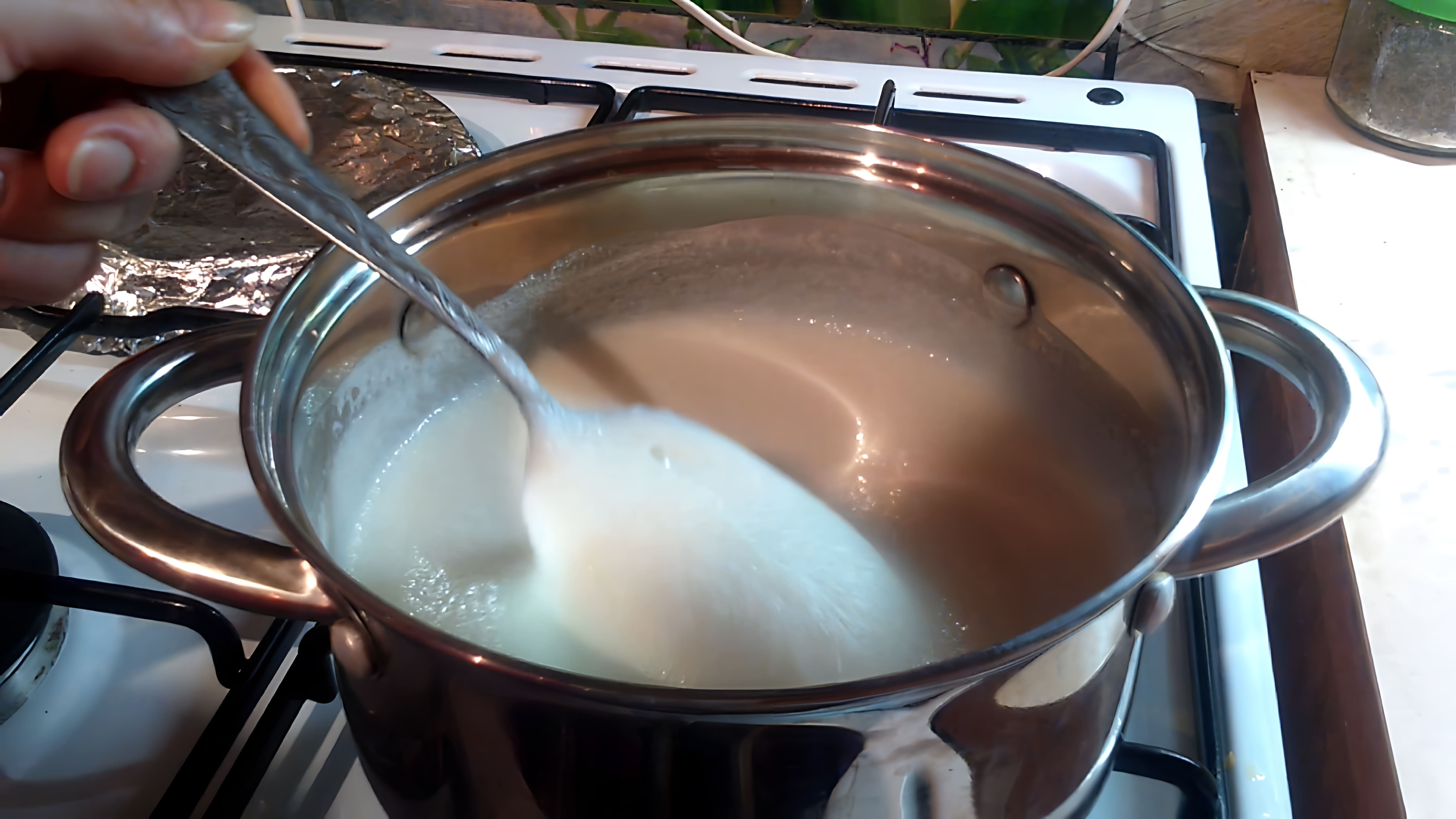 В этом видео демонстрируется процесс приготовления молочной манной каши