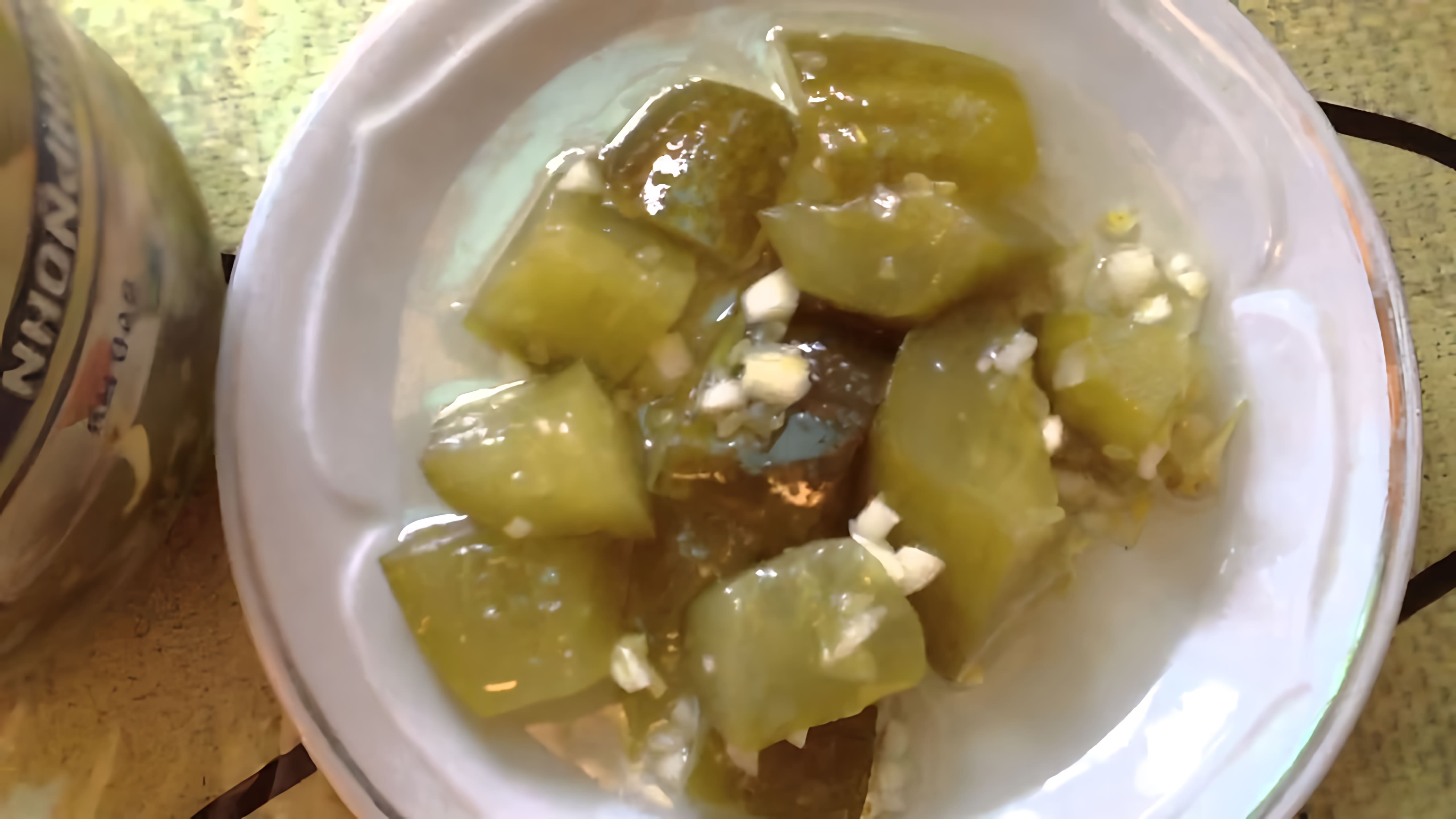 В этом видео демонстрируется процесс приготовления закуски из соленых огурцов с чесноком