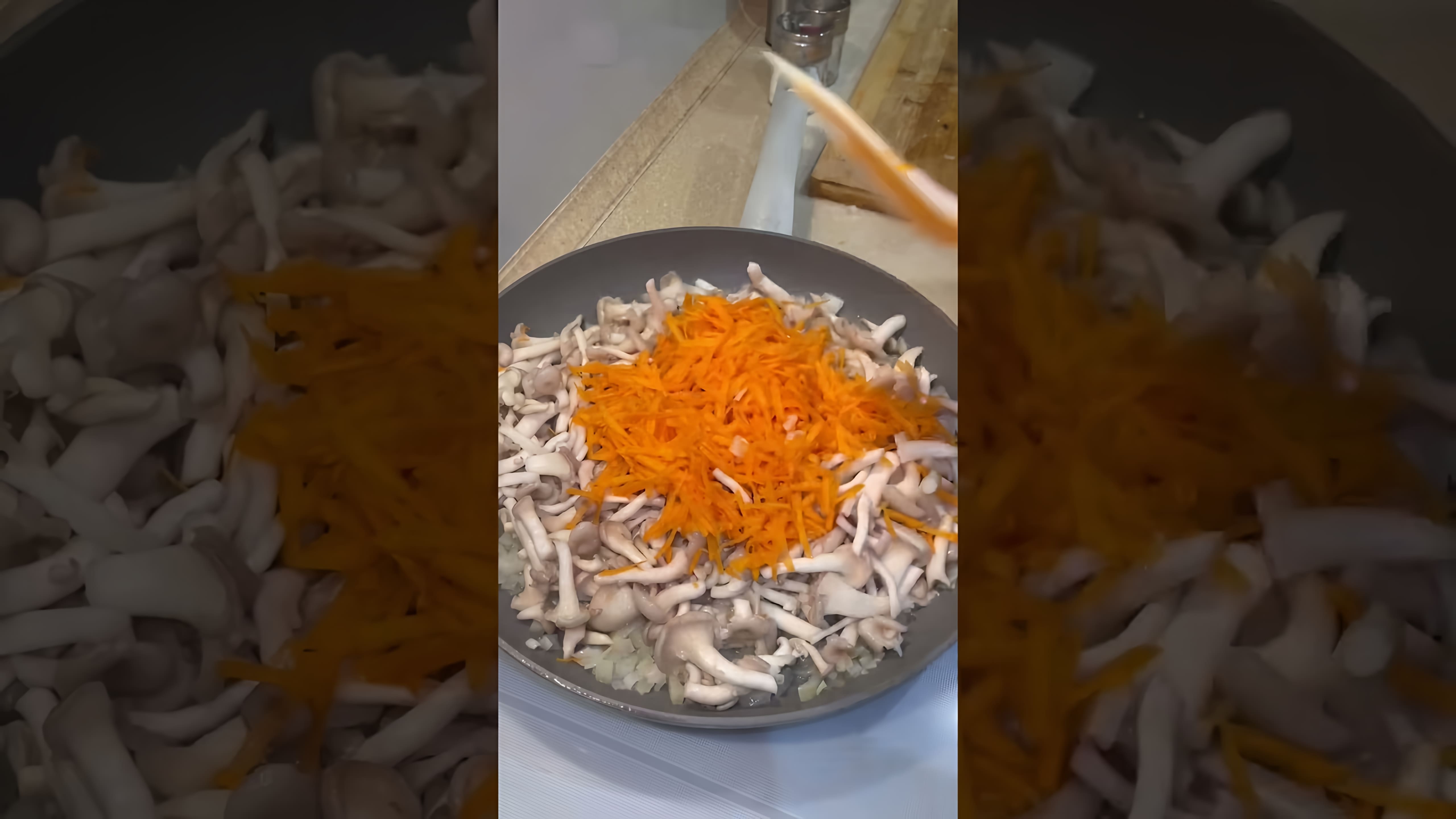 В этом видео демонстрируется простой рецепт приготовления вешенок на сковороде