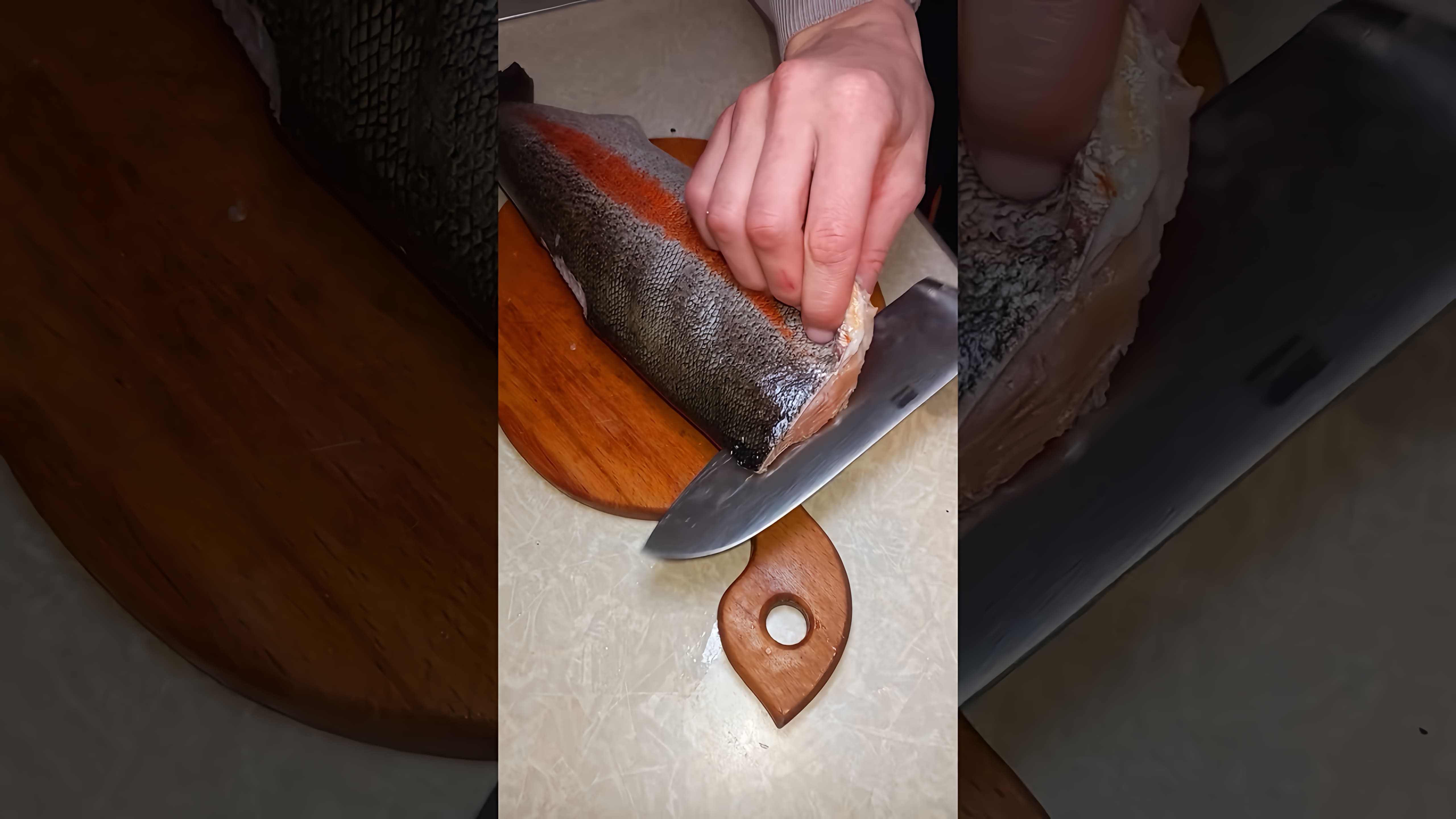 В этом видео демонстрируется процесс приготовления красной рыбы (форели) с использованием сахара