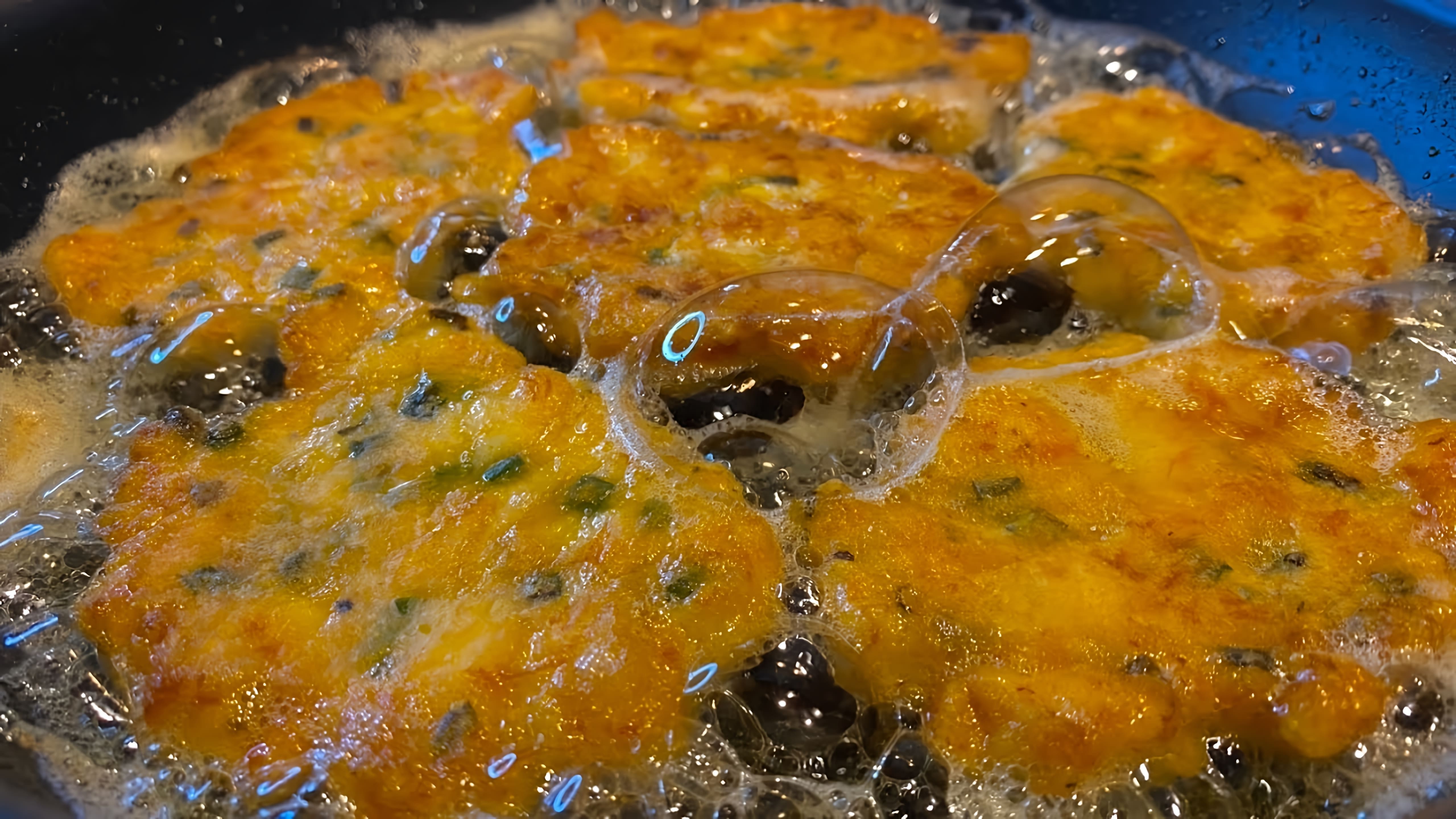 В этом видео демонстрируется рецепт приготовления куриных оладий на сковороде