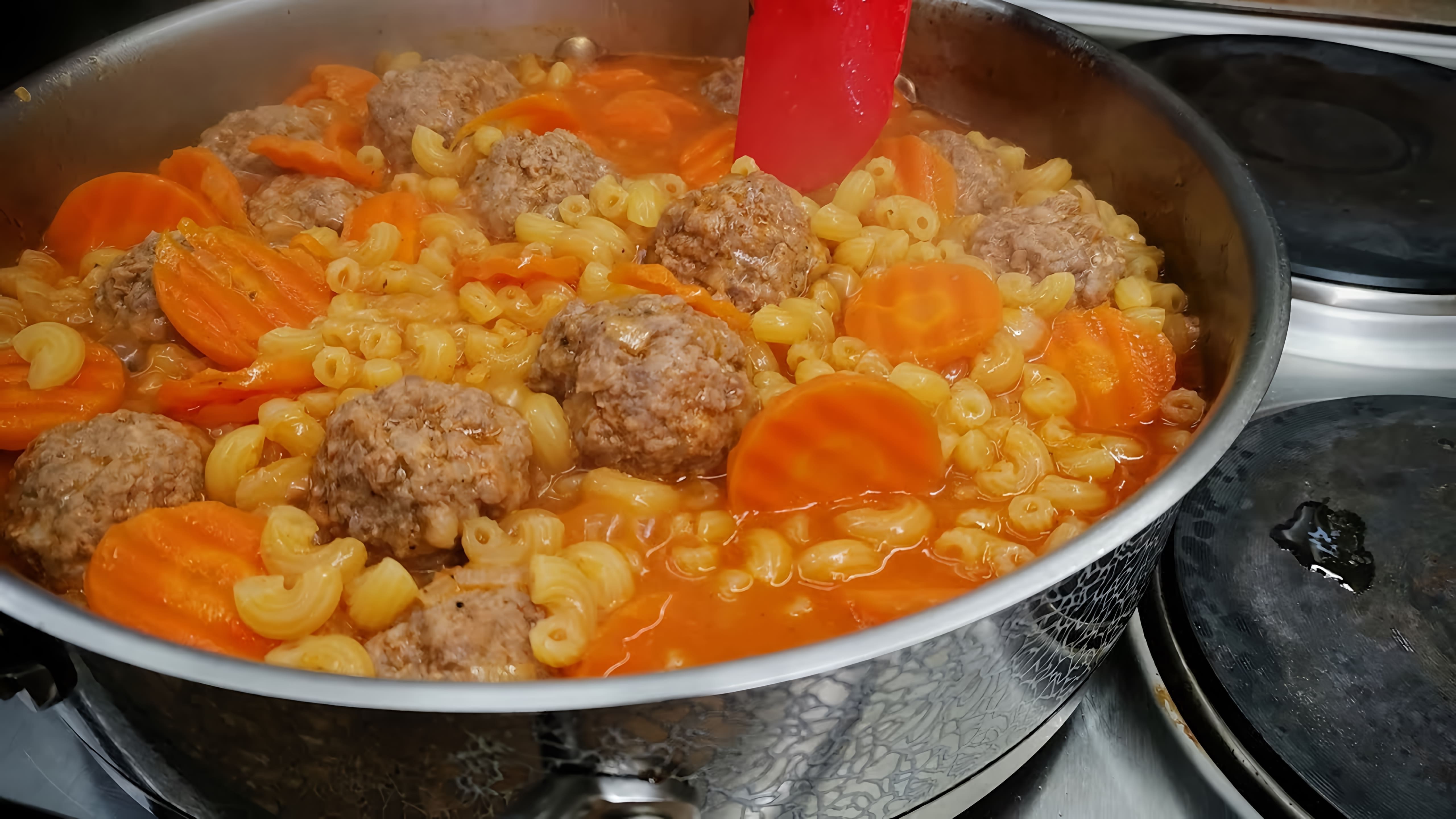 В этом видео-ролике вы увидите, как приготовить вкусный ужин - тефтели с макаронами тушёные в сковородке в томатном соусе с сыром