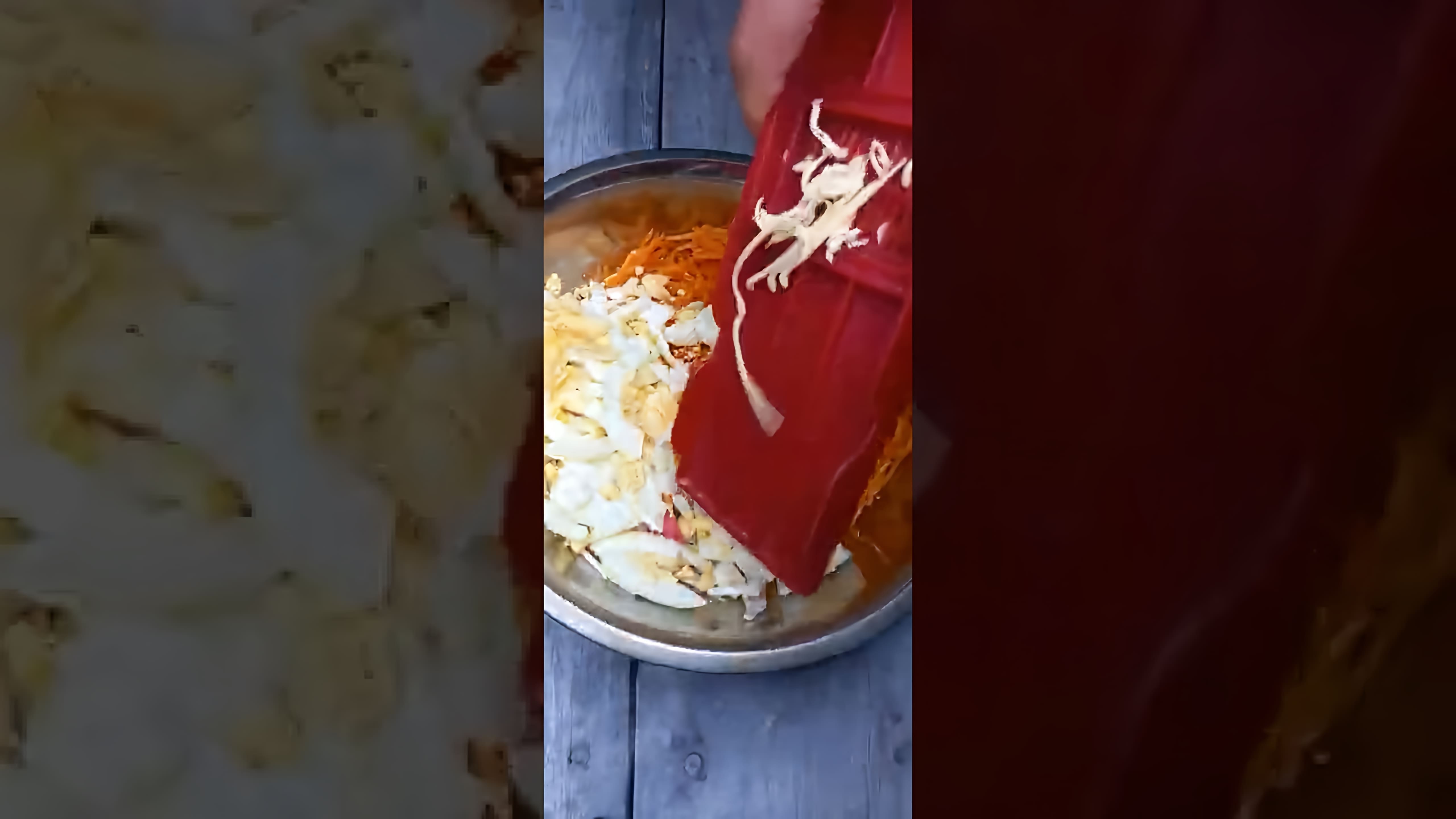 В этом видео демонстрируется рецепт приготовления салата из крабовых палочек