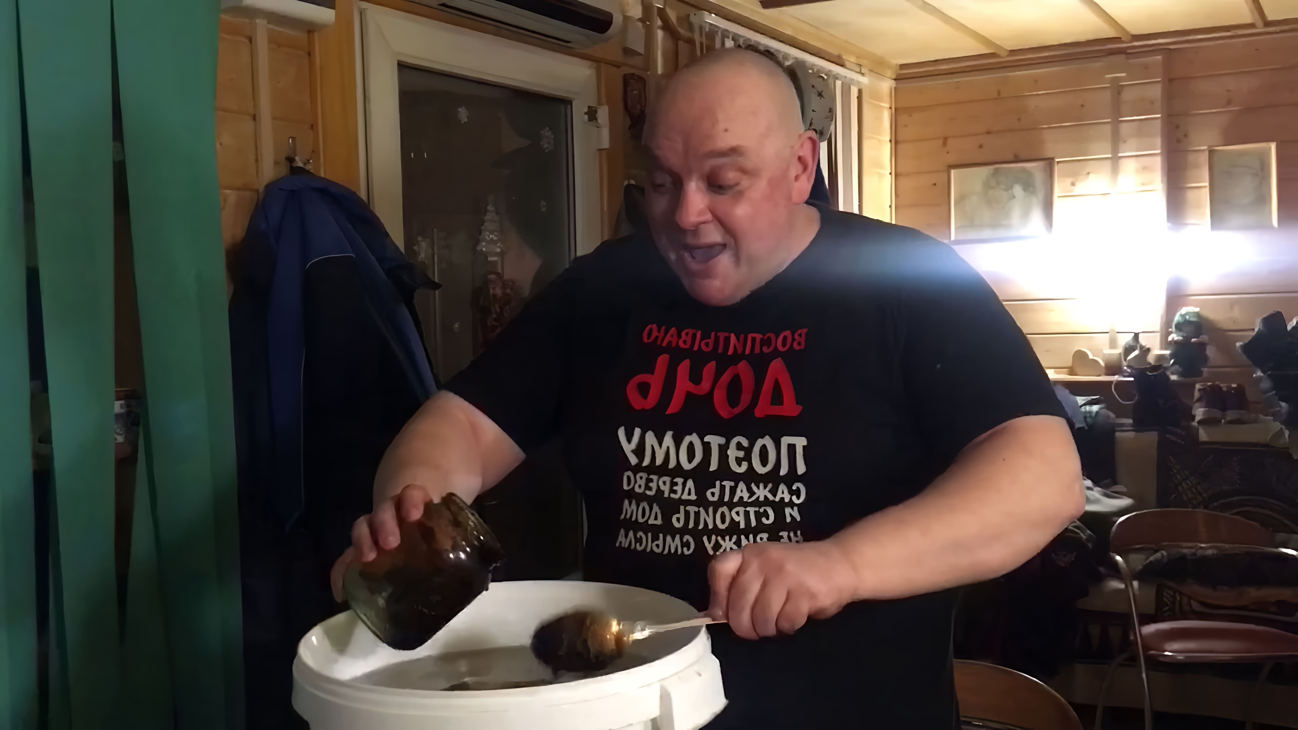 В этом видео демонстрируется процесс приготовления браги из старого варенья