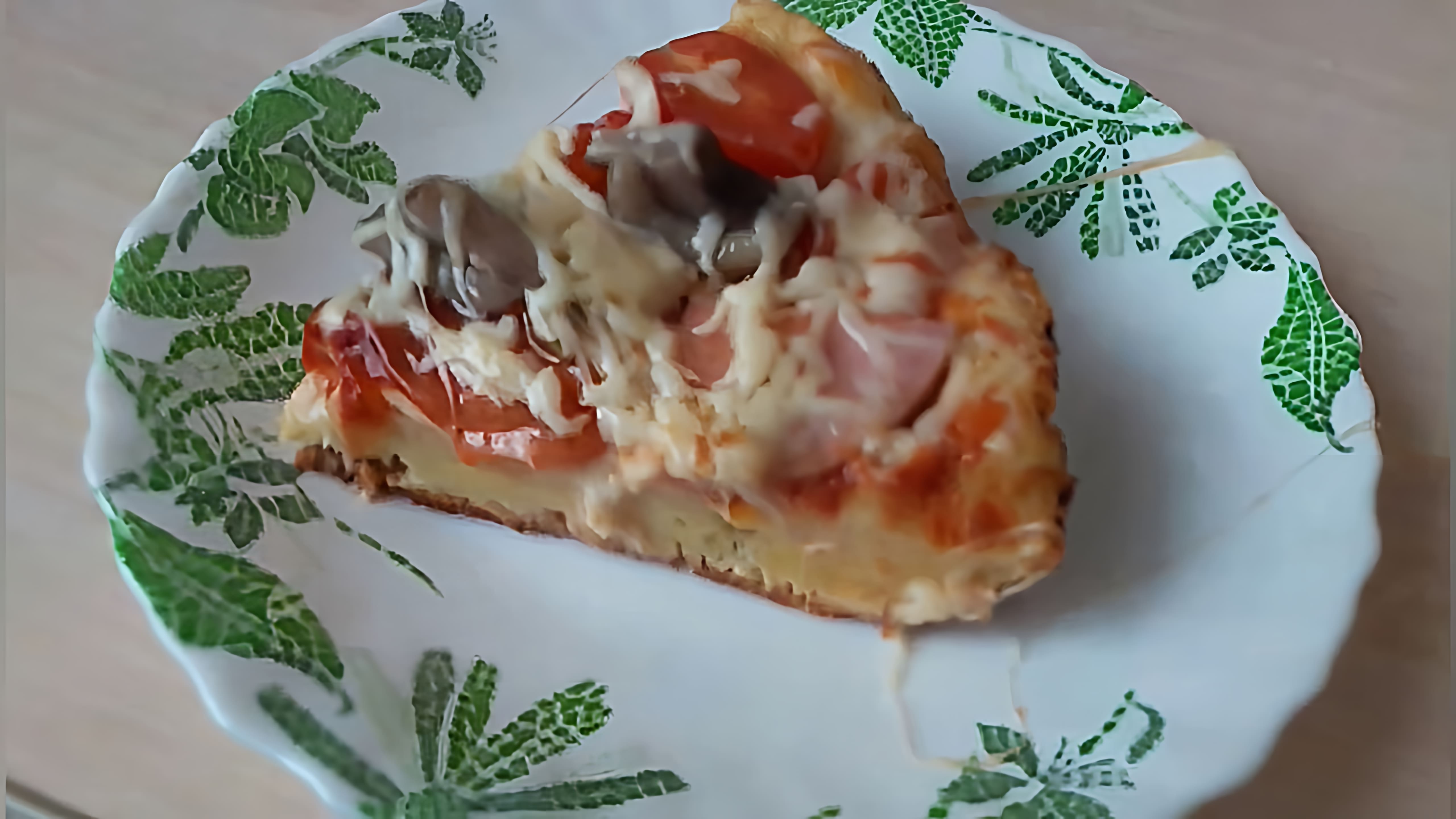 В этом видео демонстрируется процесс приготовления пиццы на сковороде без сметаны