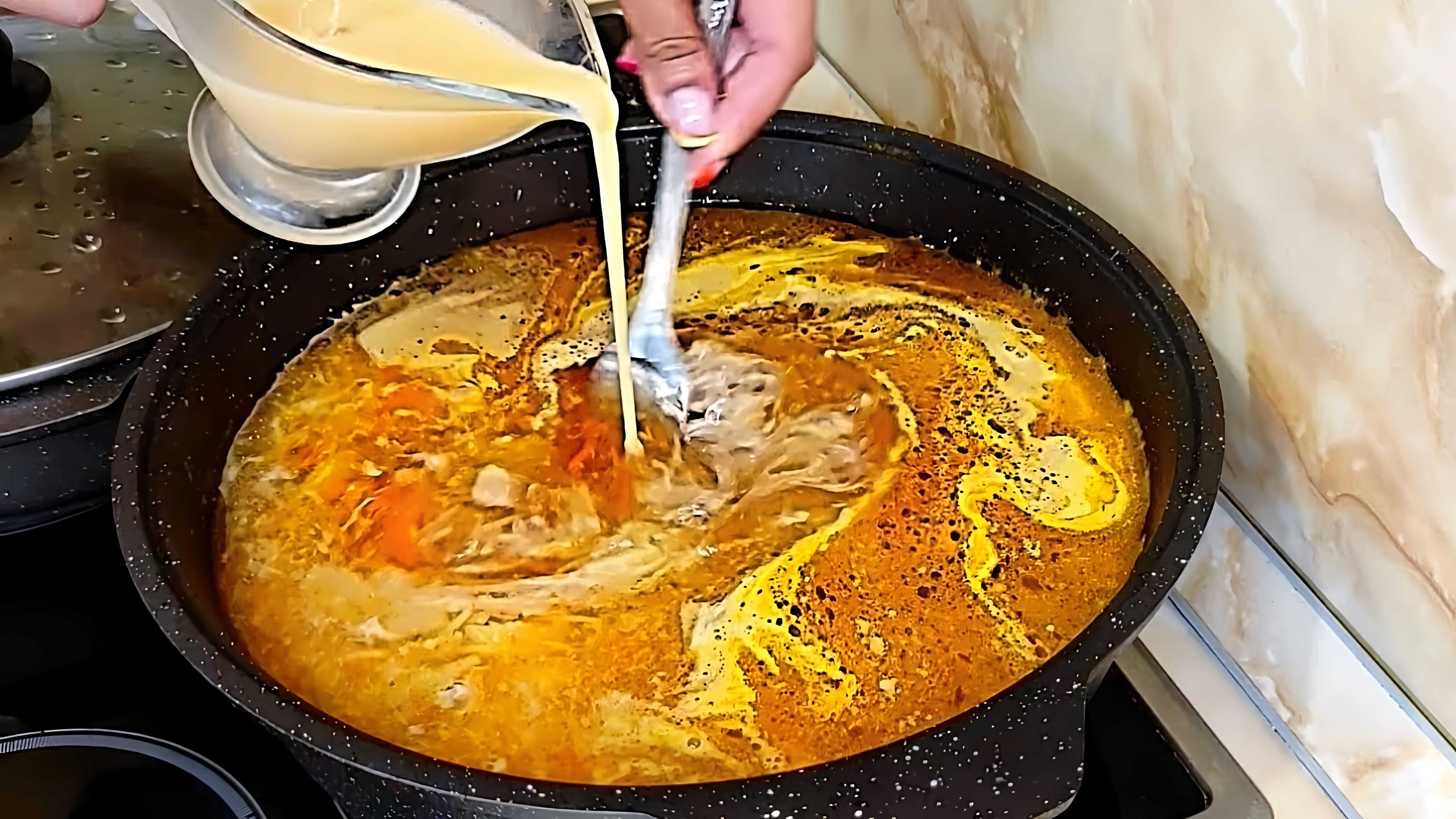 В этом видео демонстрируется рецепт кудрявого супа с паутинкой из яйца