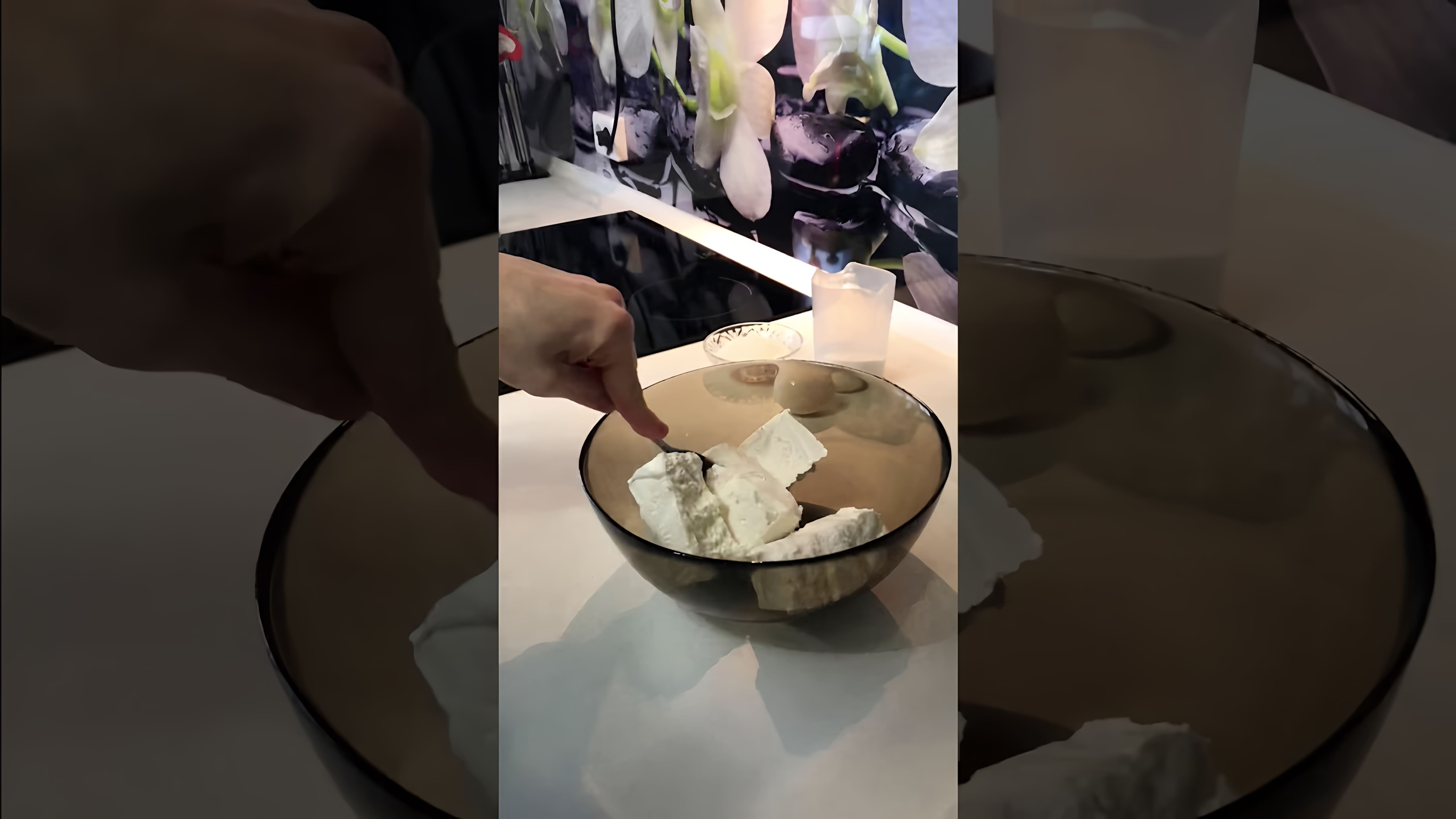 В этом видео-ролике вы увидите, как приготовить сырники на рисовой муке