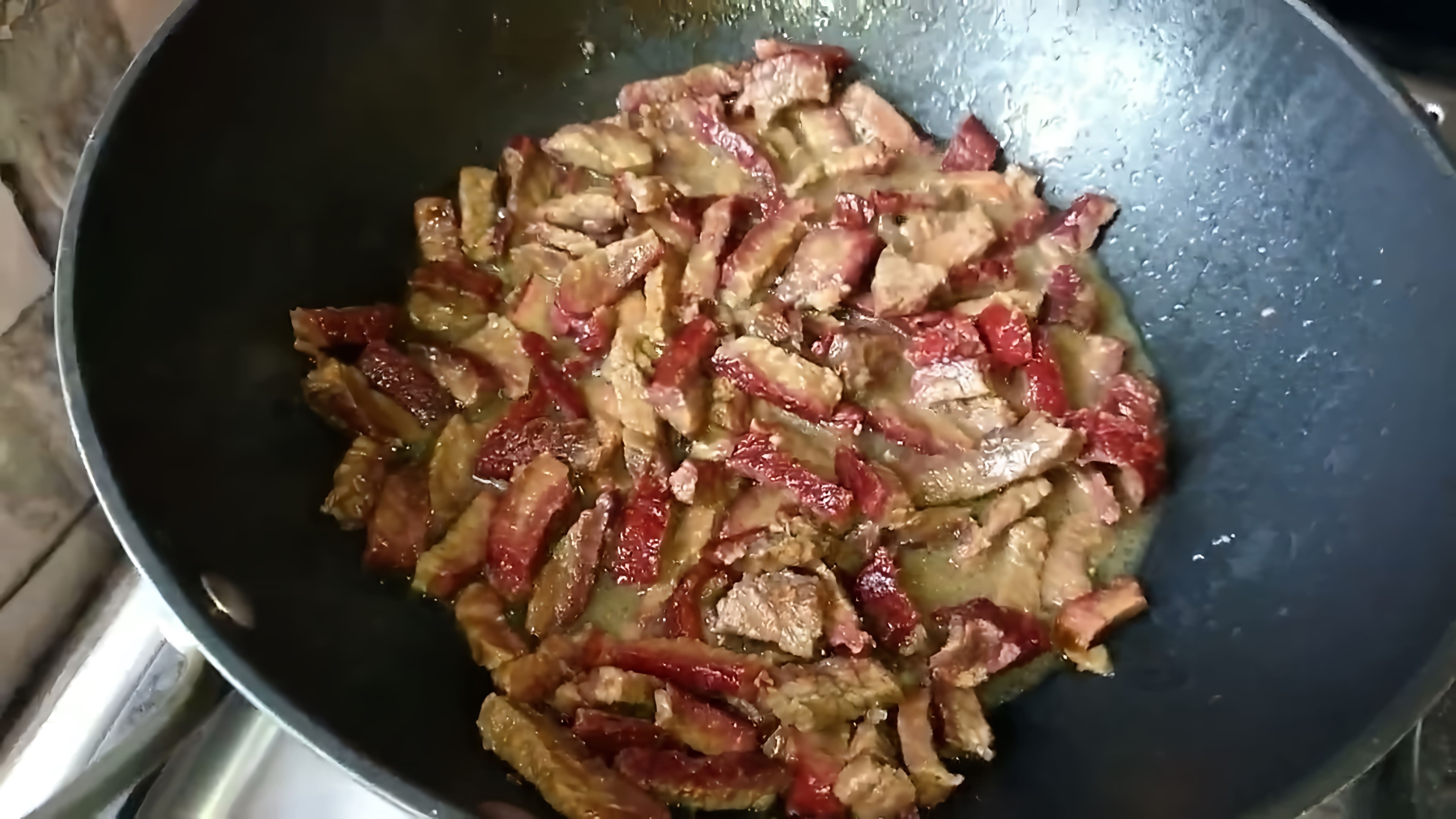 В этом видео демонстрируется рецепт приготовления копченой говядины в сметане