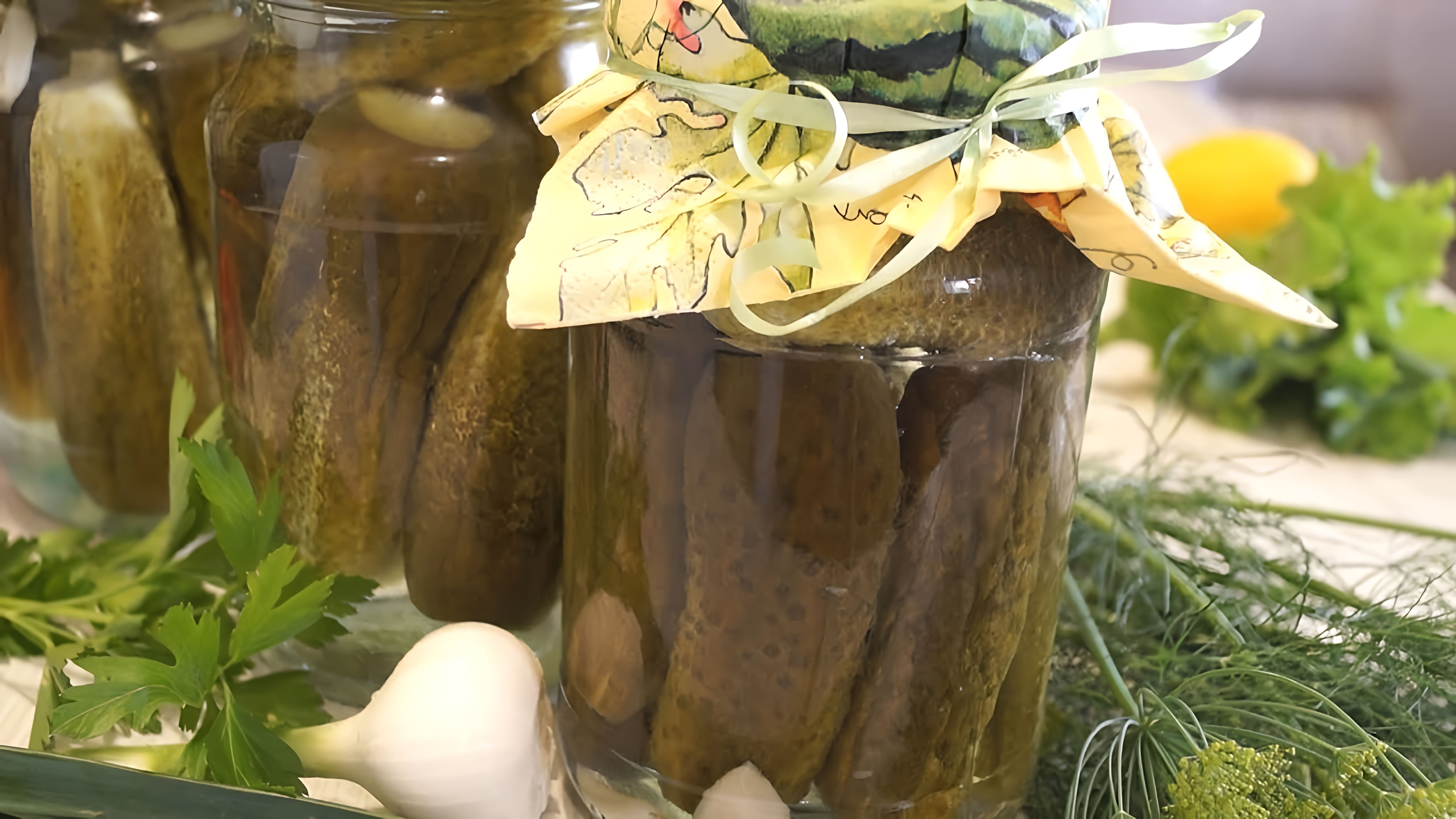 В этом видео демонстрируется процесс приготовления маринованных сладких огурцов с чесноком