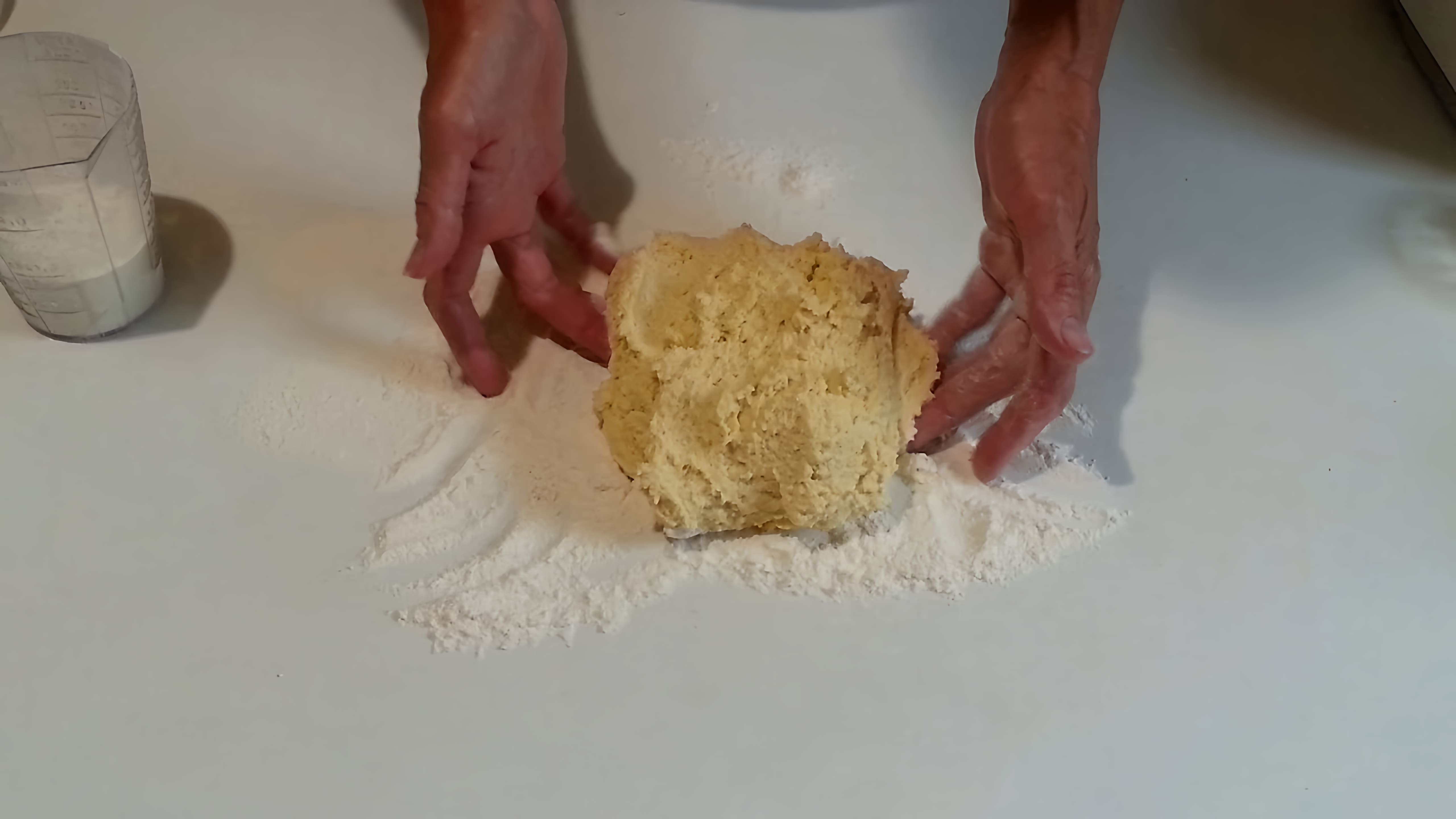 В этом видео демонстрируется рецепт заливного пирога с малиной