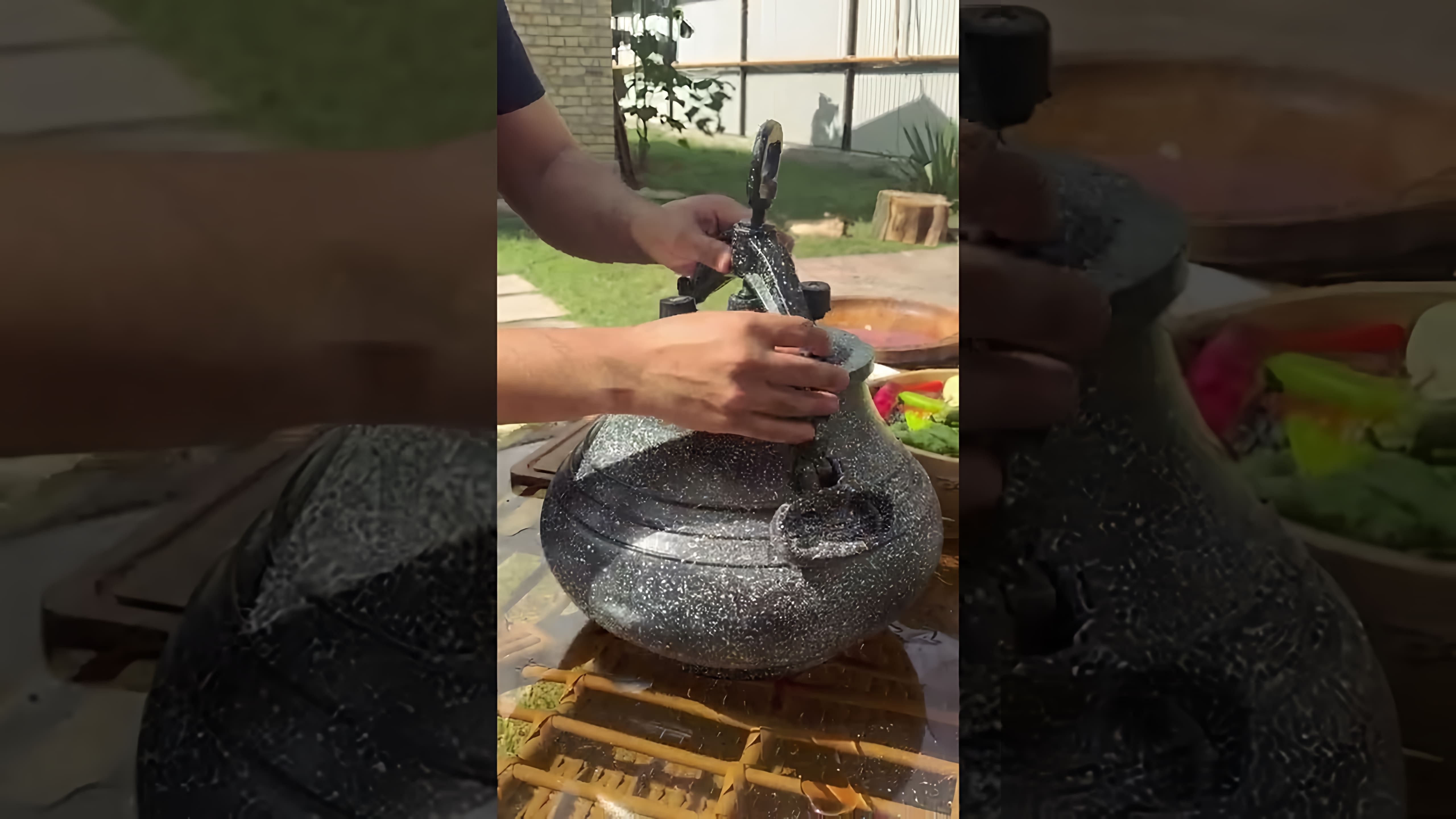 В этом видео-ролике рассказывается о приготовлении мяса в афганском казане