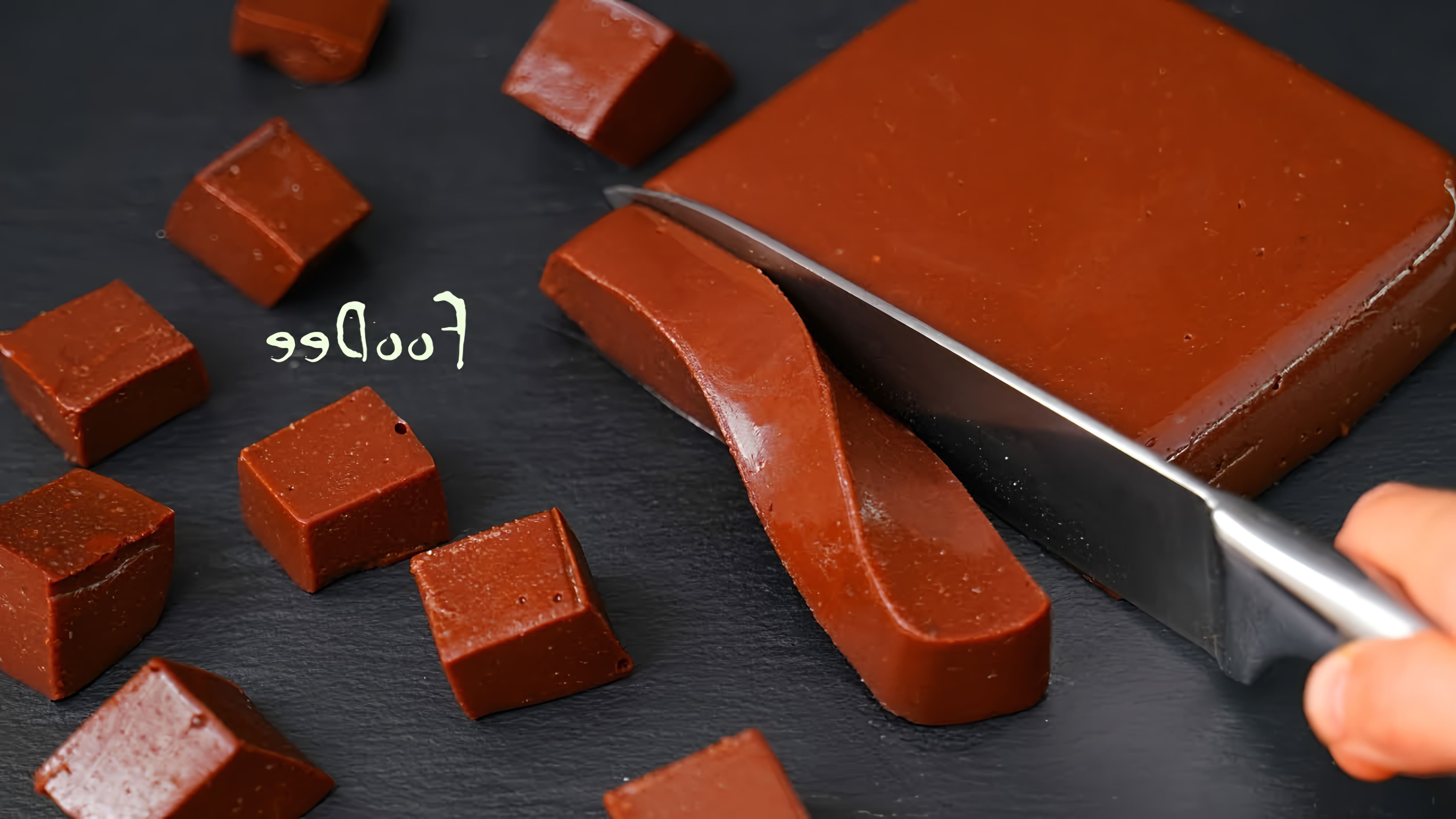 В этом видео демонстрируется процесс приготовления шоколадного плавленого сыра из творога