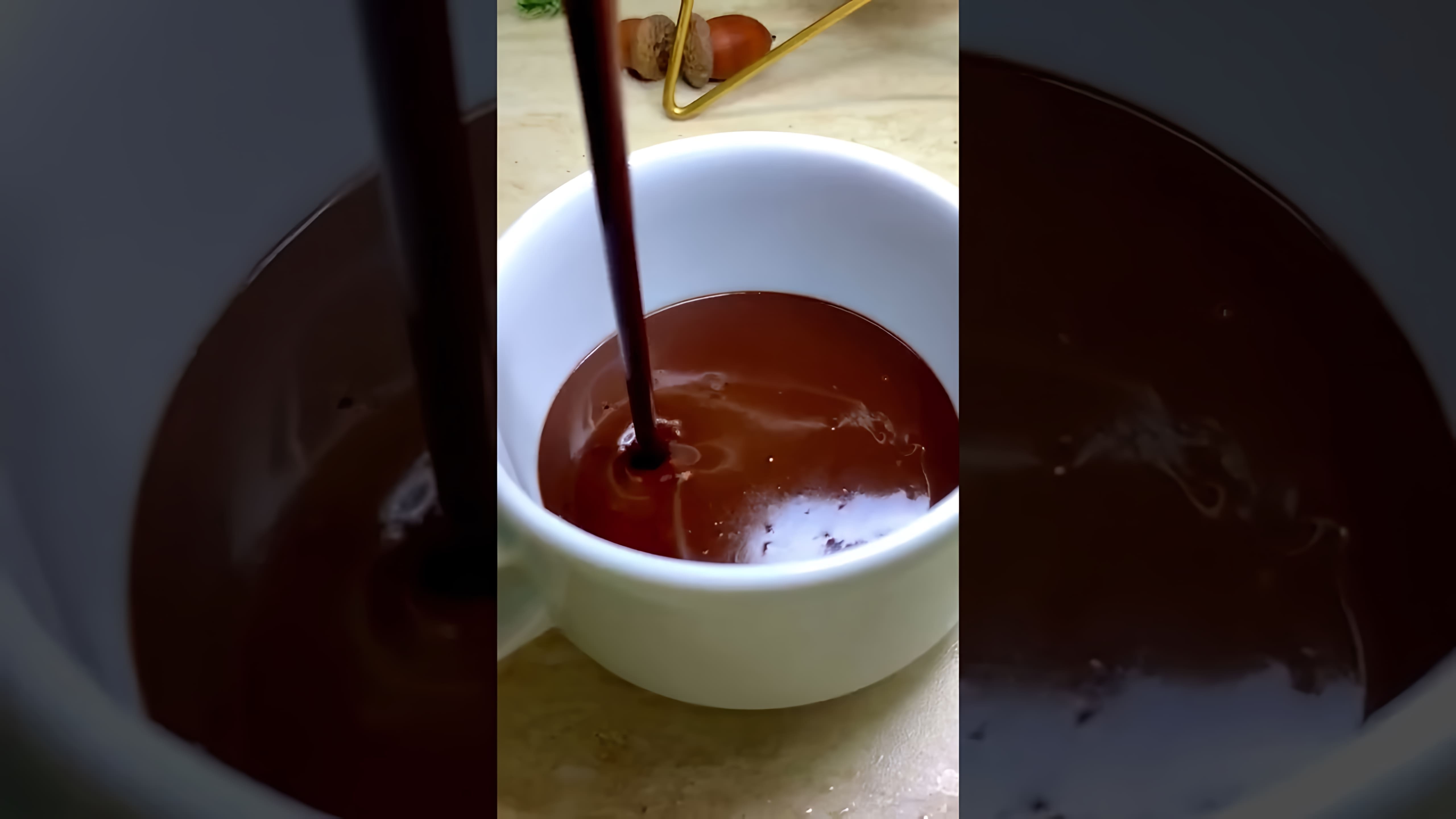 "Настоящий горячий шоколад: просто и вкусно" - это видео-ролик, который показывает, как приготовить настоящий горячий шоколад в домашних условиях