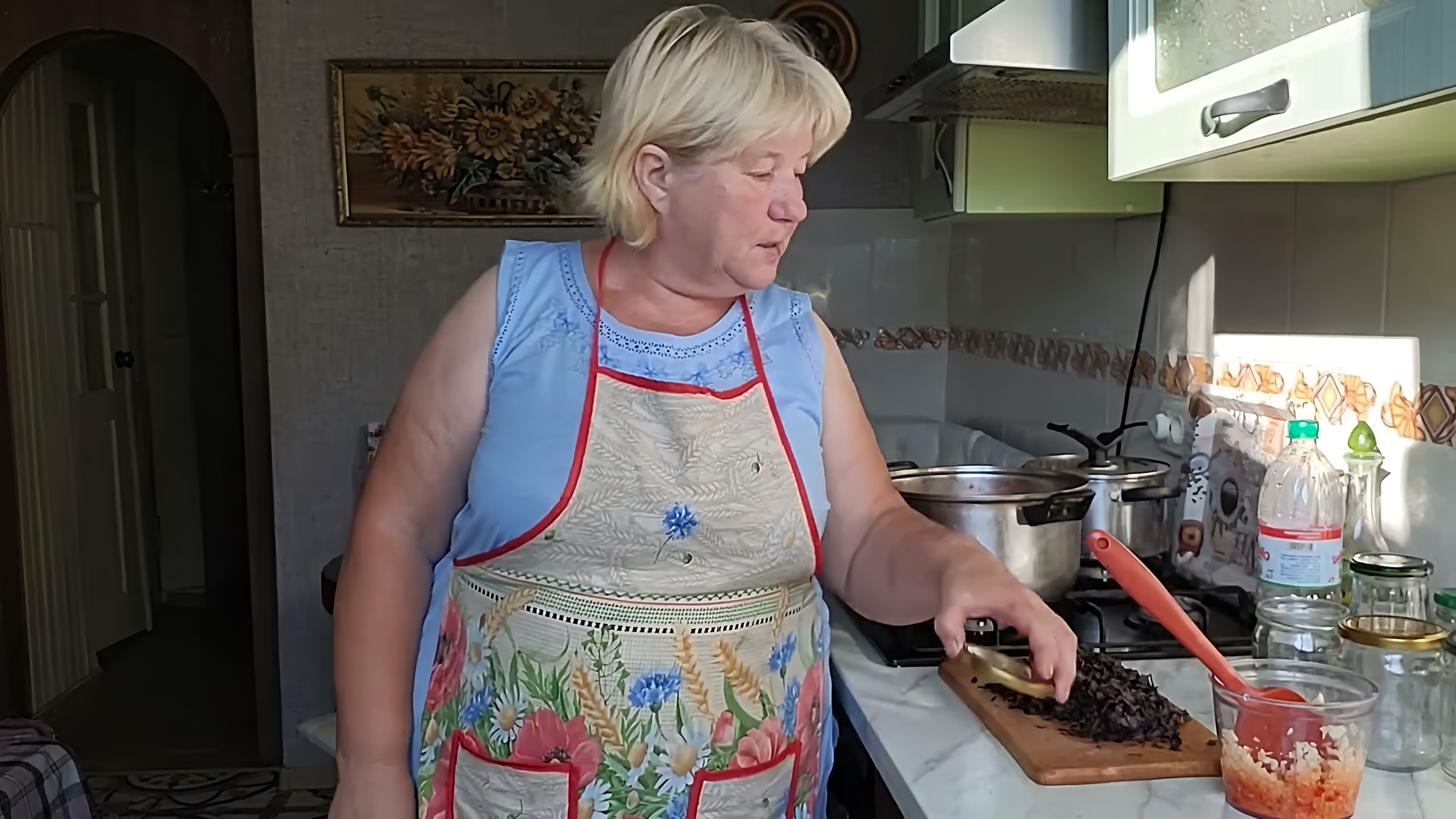 В этом видео Лариса готовит томатный соус с базиликом и острым перцем