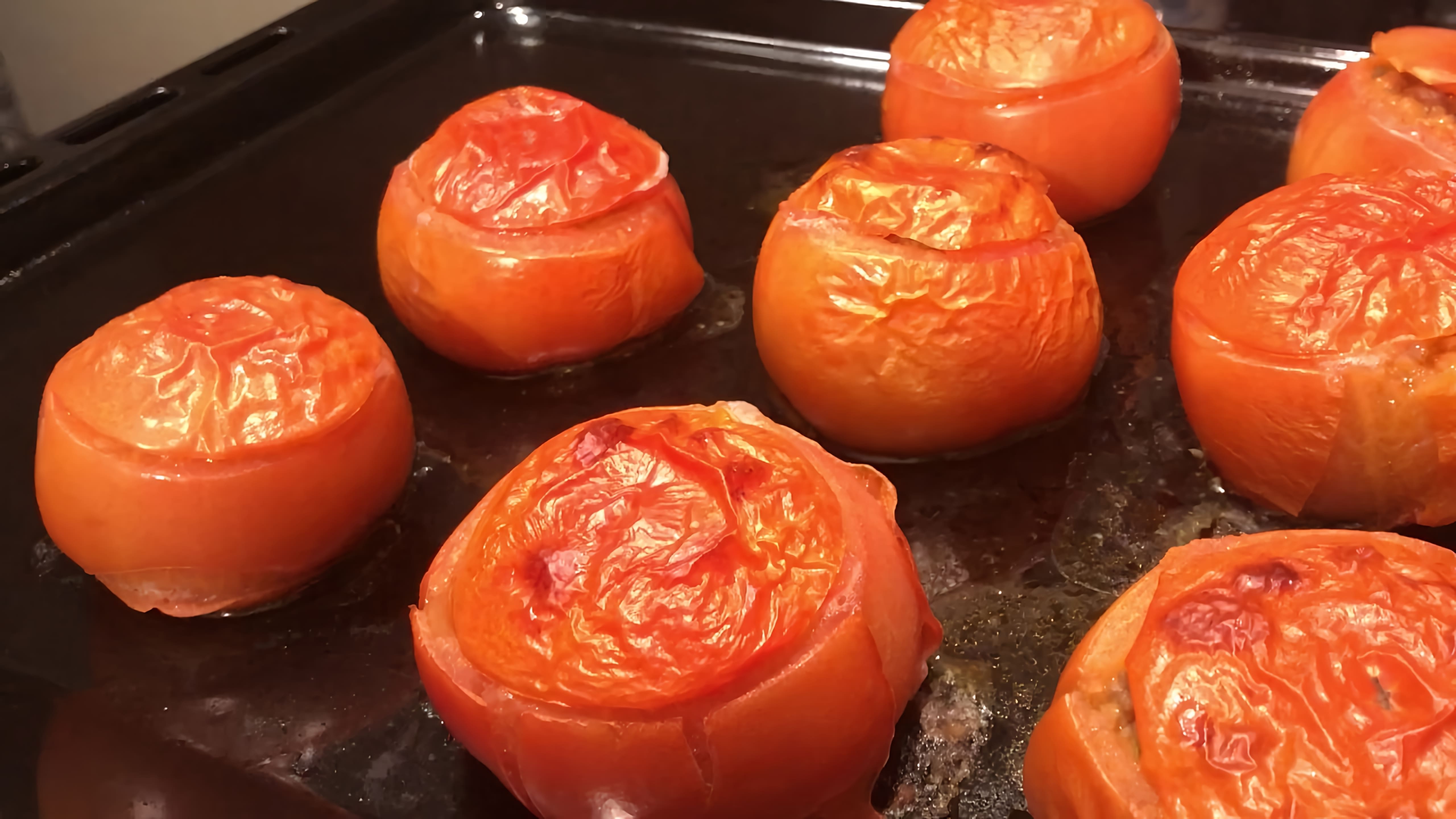 В этом видео-ролике показан процесс приготовления вкусного и оригинального блюда - помидоров, фаршированных говядиной, сыром и петрушкой