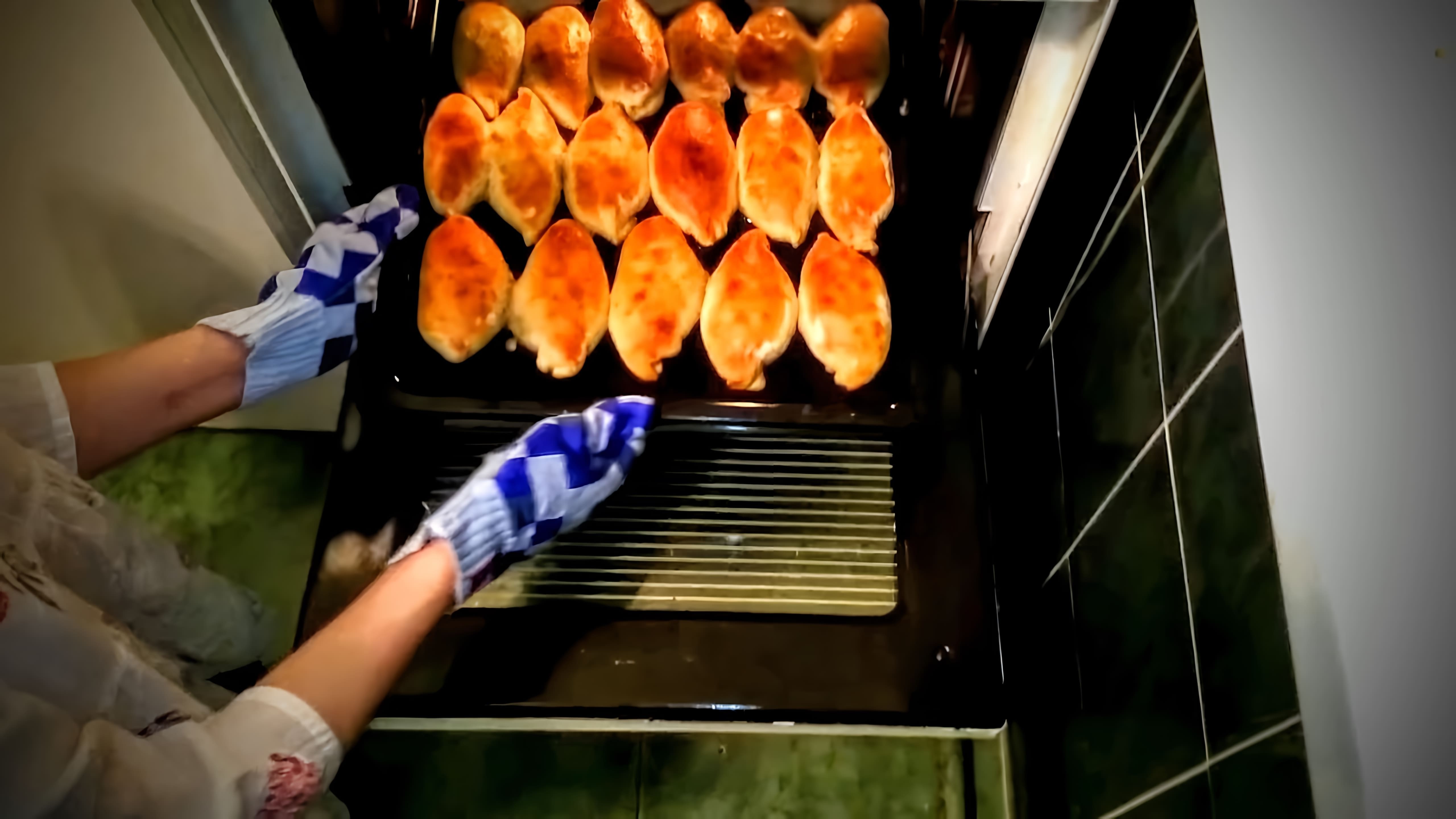 В этом видео демонстрируется процесс приготовления пирожков с рыбой в домашних условиях