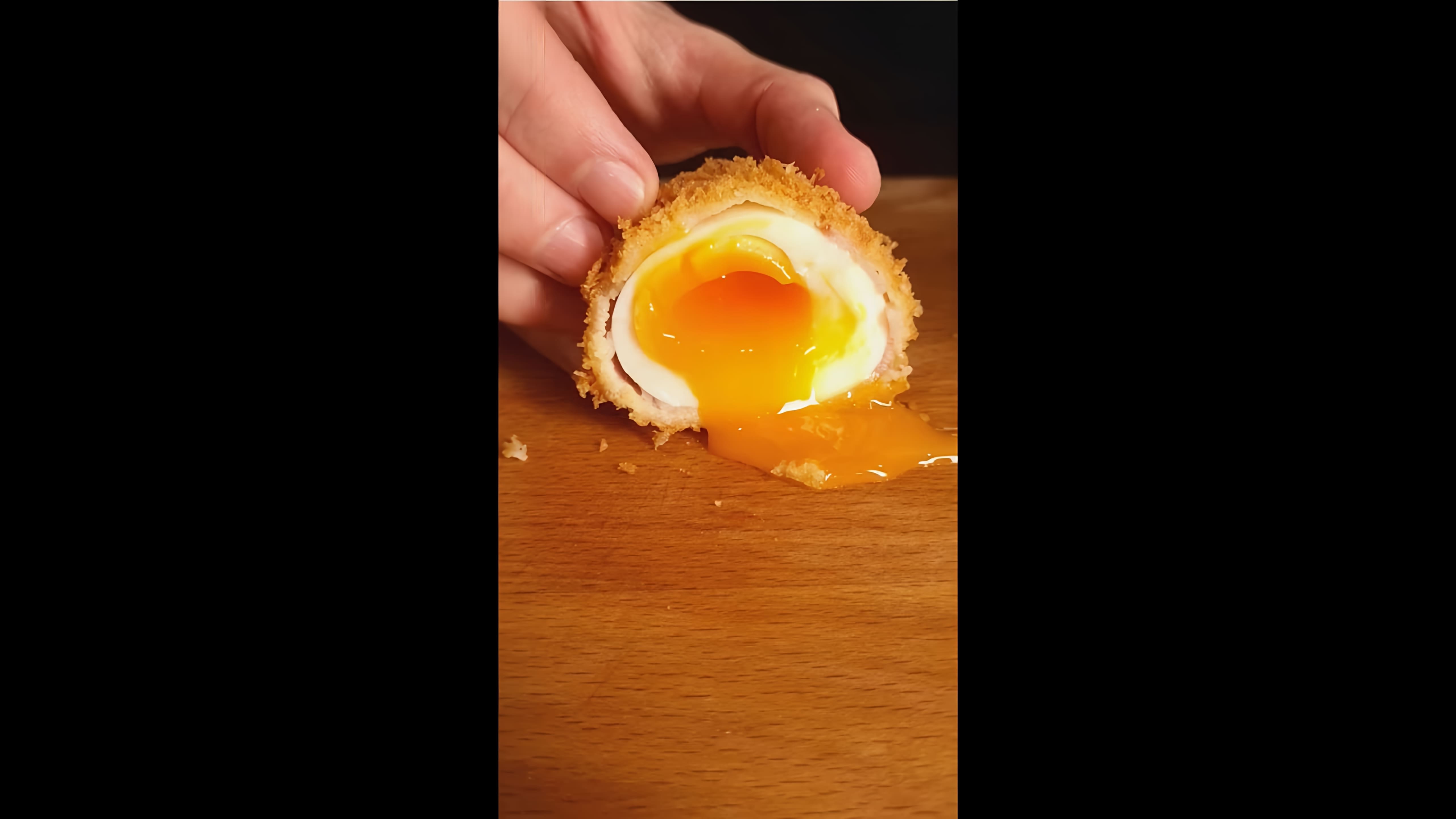 В этом видео-ролике рассказывается о необычном способе приготовления завтрака - яйце во фритюре