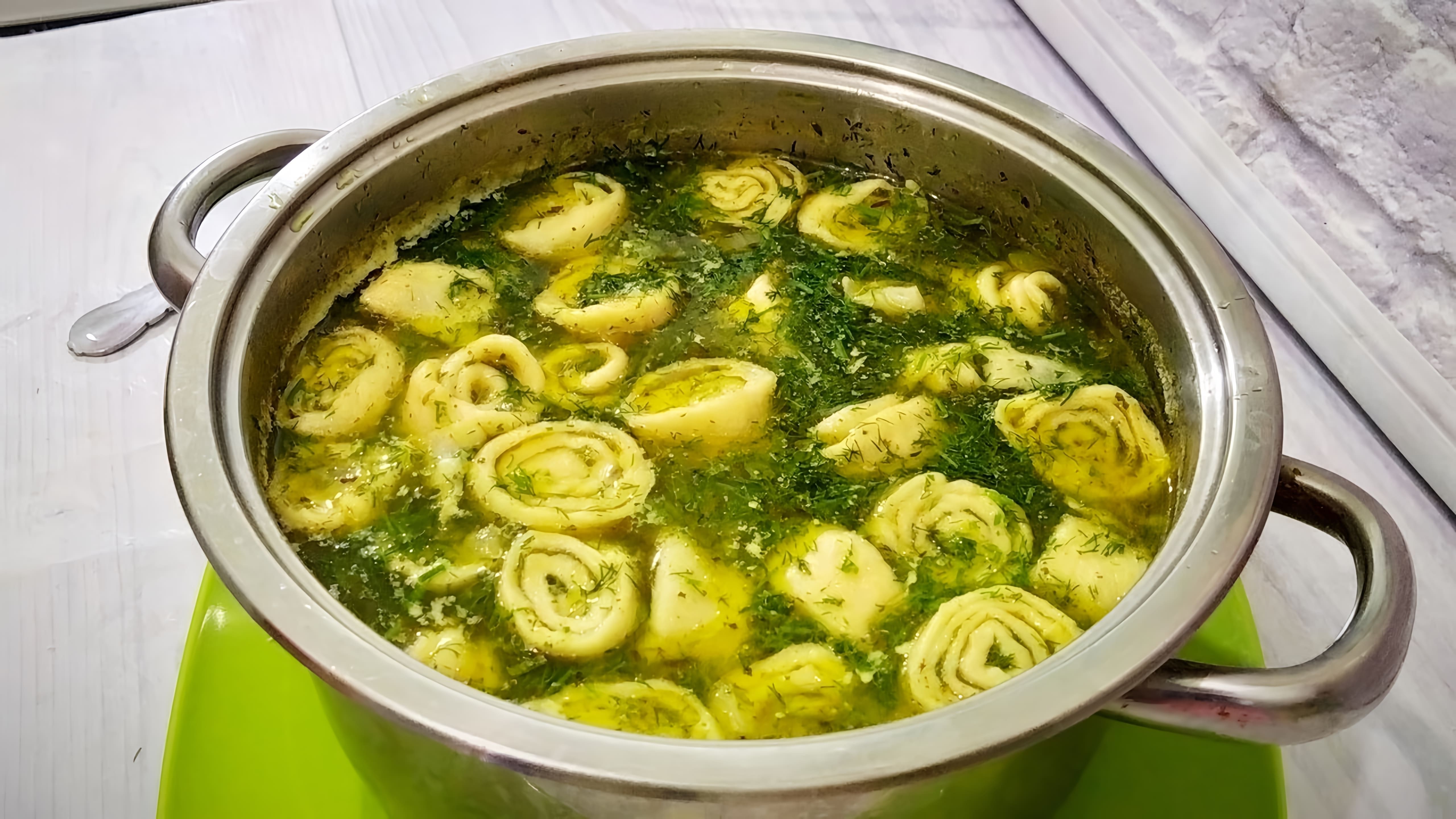 В этом видео демонстрируется процесс приготовления супа с чесночными галушками