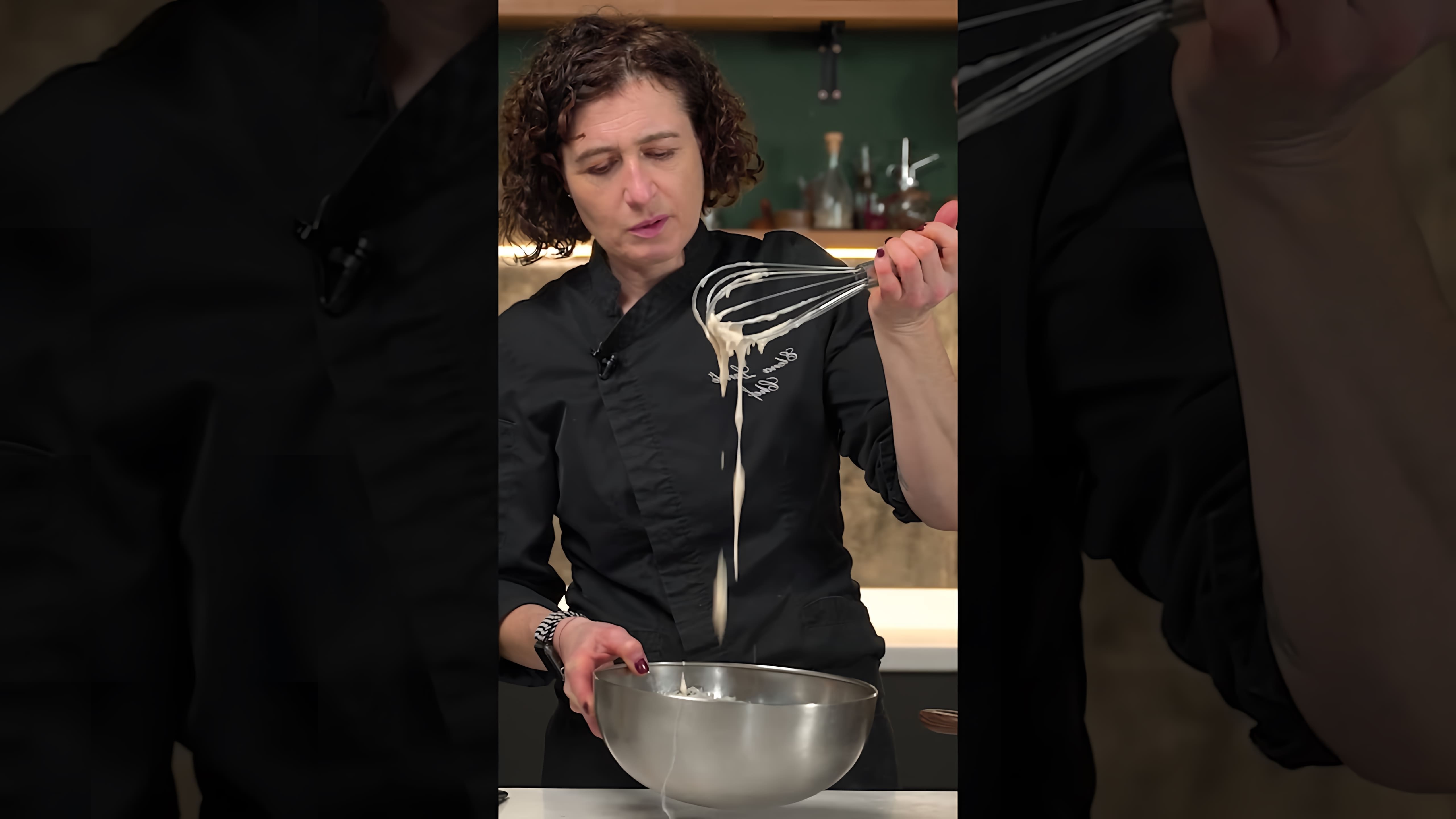 В этом видео-ролике вы увидите, как приготовить самые пышные оладьи на молоке, как у бабушки