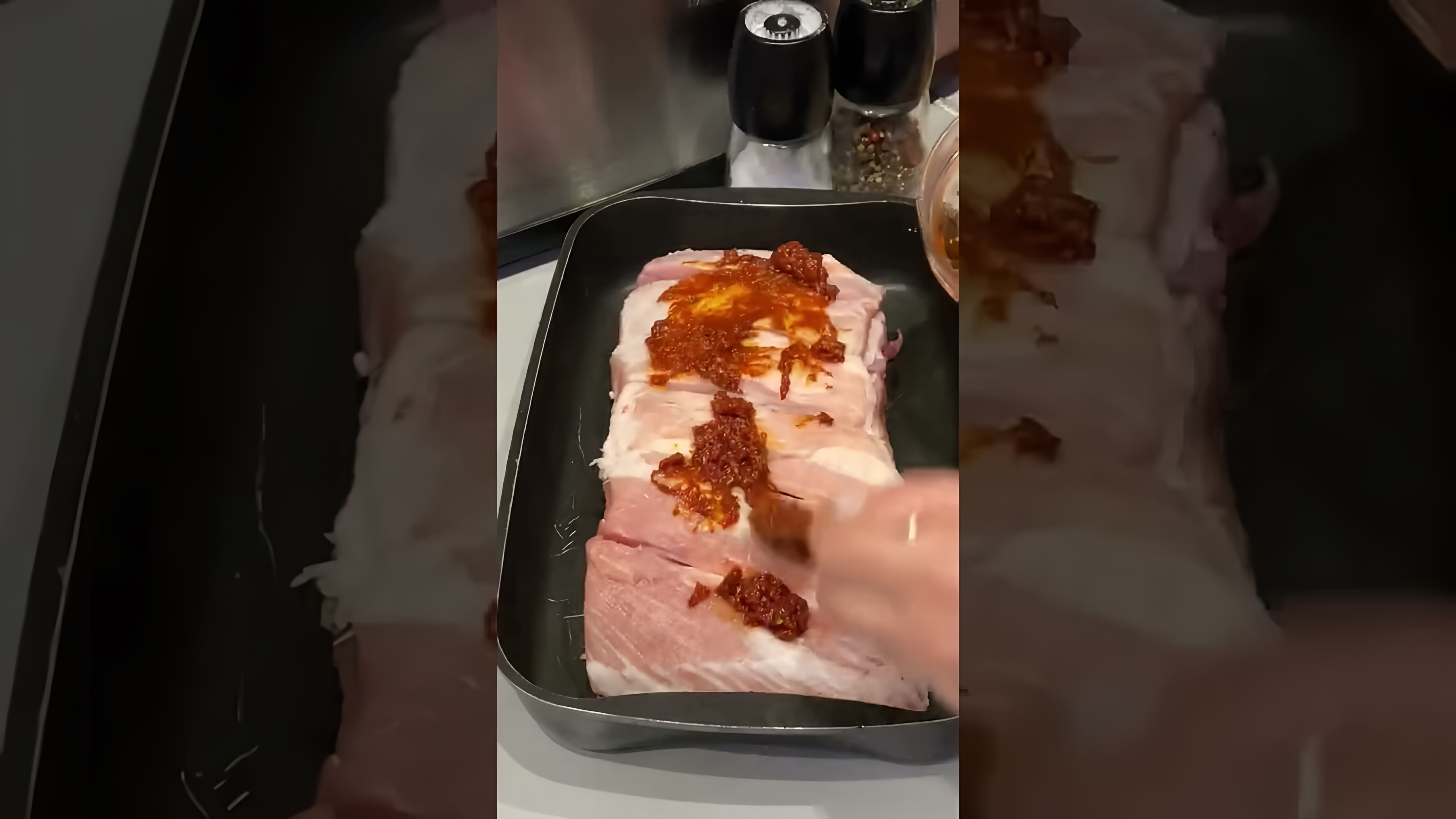В этом видео демонстрируется процесс приготовления маринада для свиных ребрышек, который идеально подойдет для любого мяса на гриле