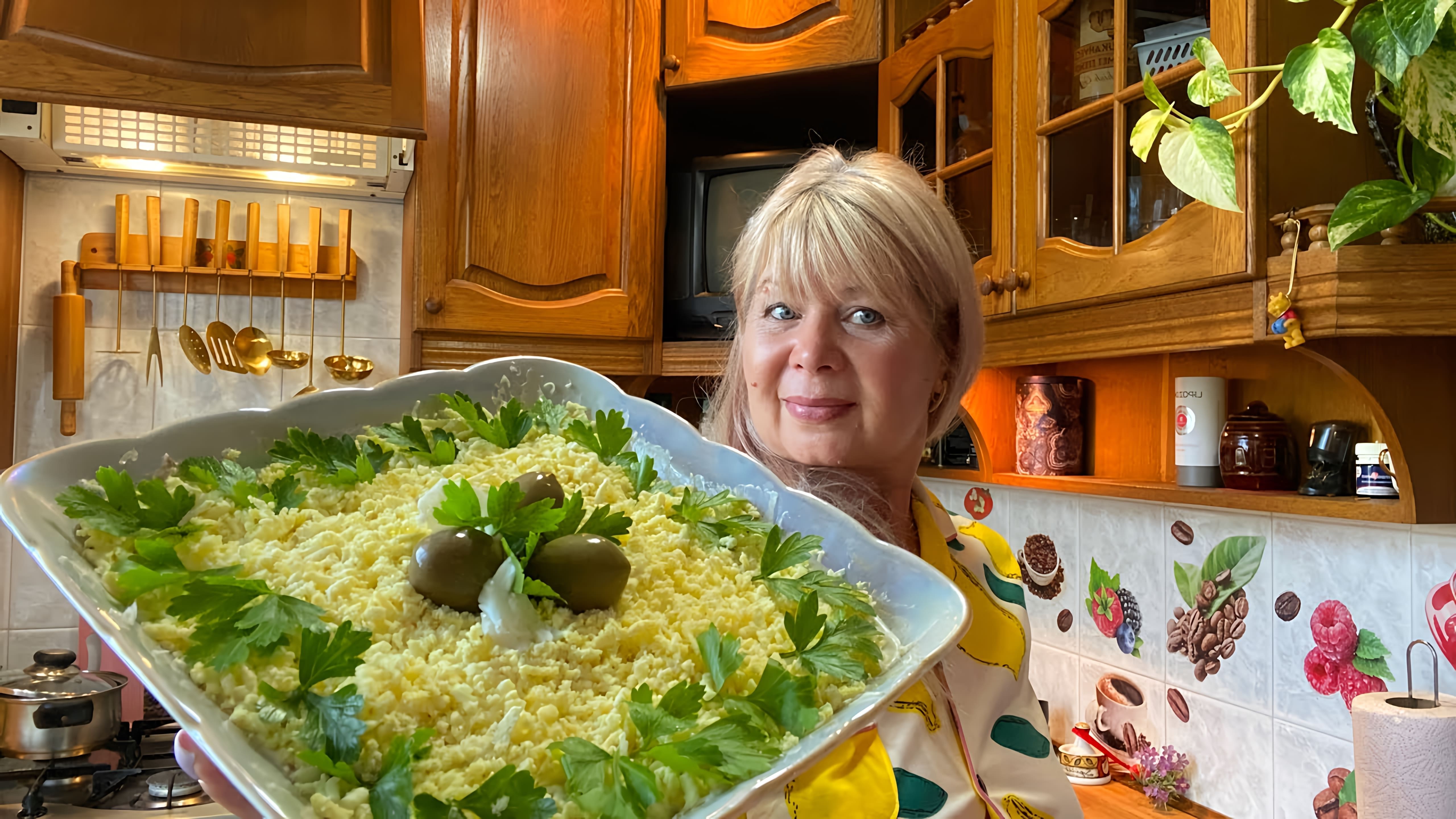В этом видео Ирина Белая показывает, как приготовить салат "Мимоза" без моркови и картошки